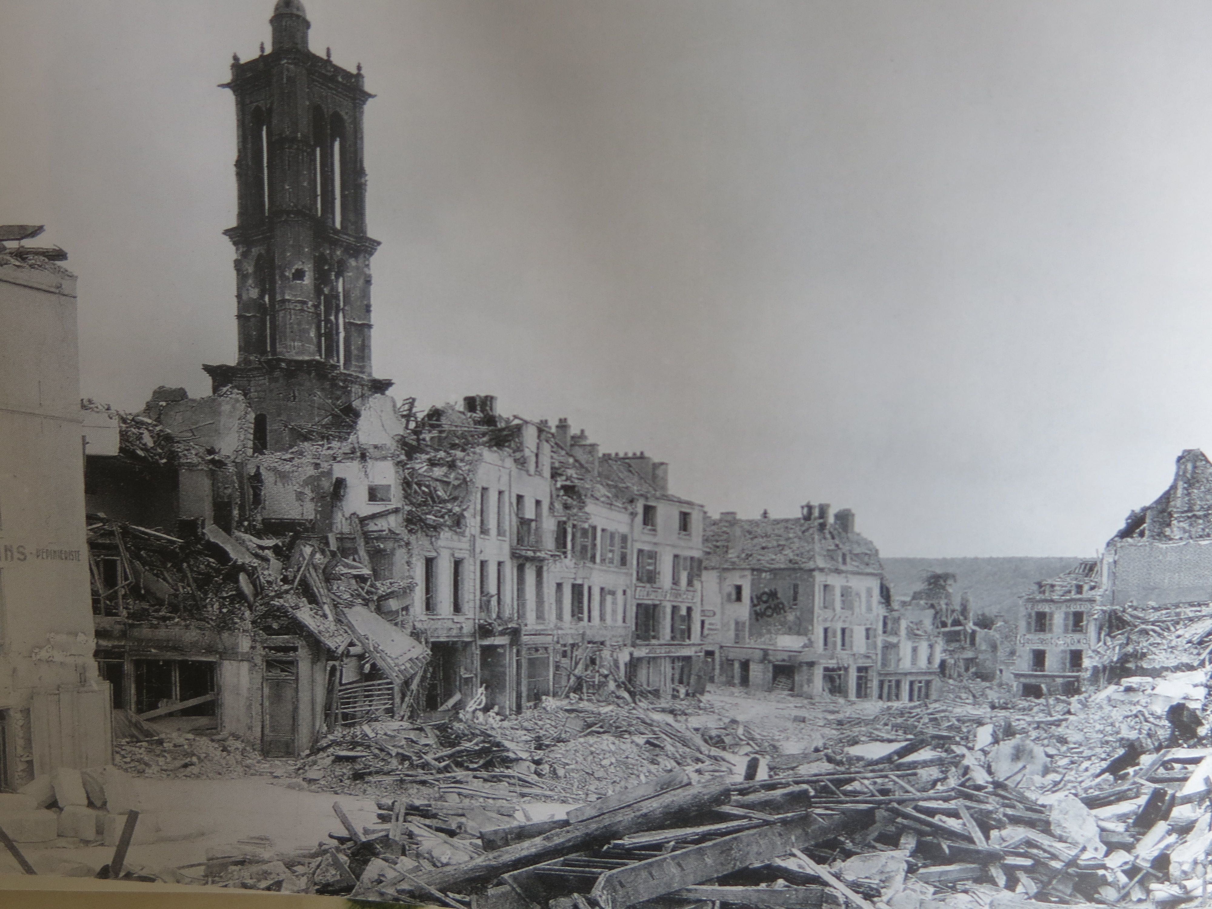 À Mantes-la-Jolie (Yvelines), la place Saint-Maclou avait été détruite par les bombardements alliés du printemps, qui ont fait plus de 400 morts. Une partie de la population s'était réfugiée dans les villages du Vexin. DR