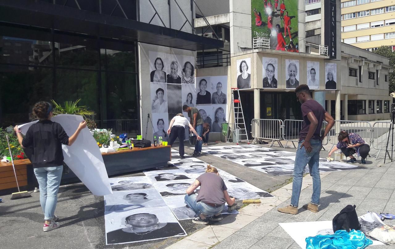 <b></b> Vitry-sur-Seine (Val-de-Marne), juin 2018. D’autres villes ont réalisé le projet Inside Out de JR comme ici Vitry avec 70 portraits d’habitants apposés sur le théâtre.