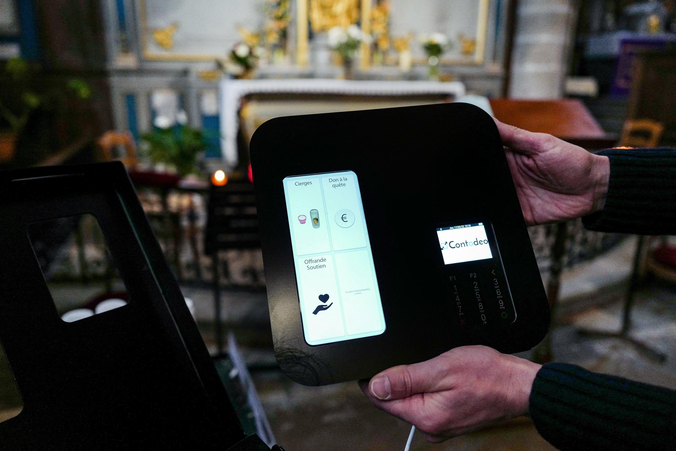 Grâce au tronc et au panier de quête numériques (ci-dessus à la Basilique Notre-Dame-de-la-Joie de Pontivy), les dons à l'église sont désormais sécurisés. ©PHOTOPQR/Ouest France/Yves-marie Quemener