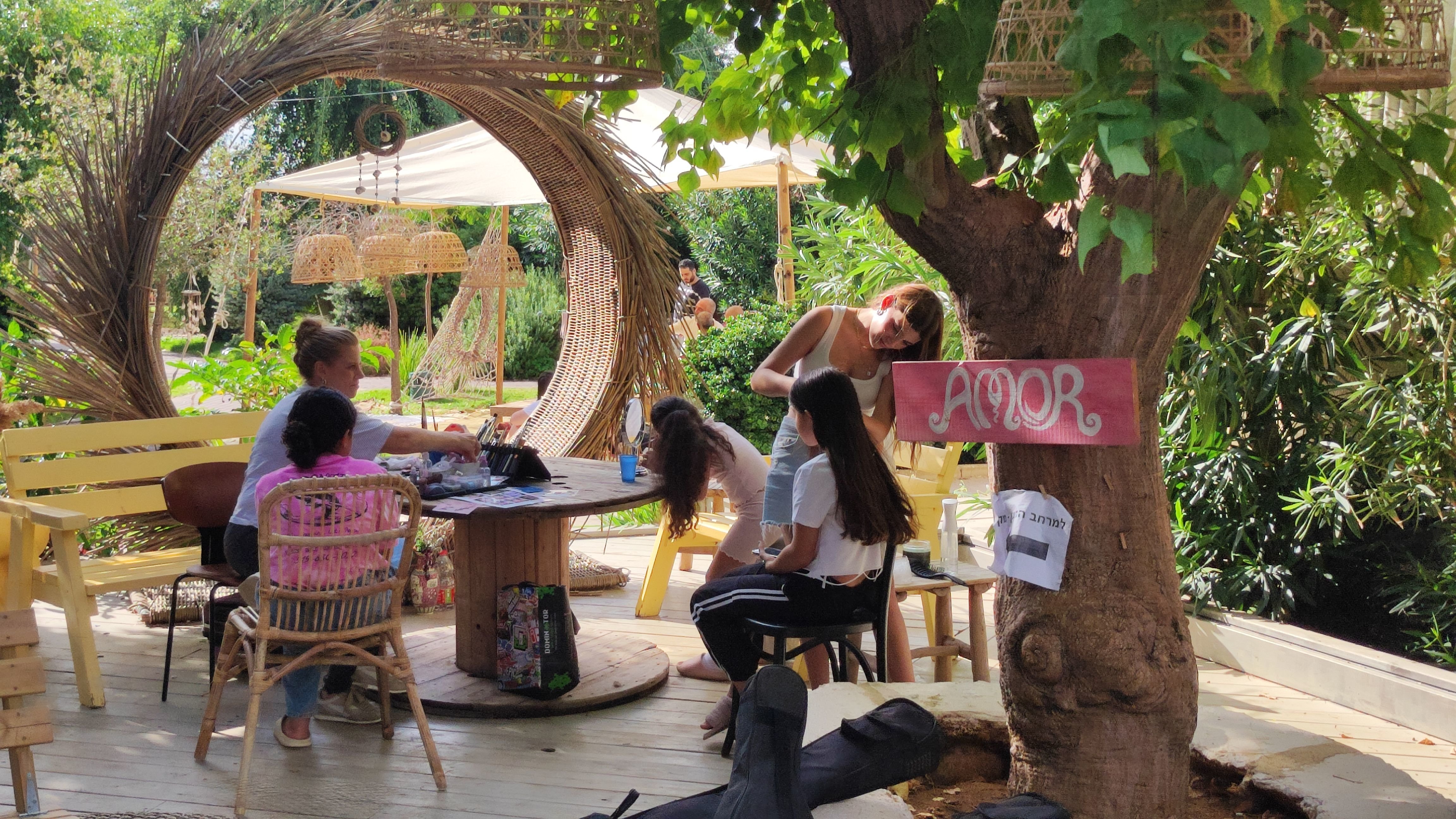 70 familles ont trouvé refuge à l'hôtel Atalya, à Netanya (Israël), où elles sont prises en charge gratuitement. Ce dimanche, des enfants participent à un atelier de maquillage. LP/Robin Korda