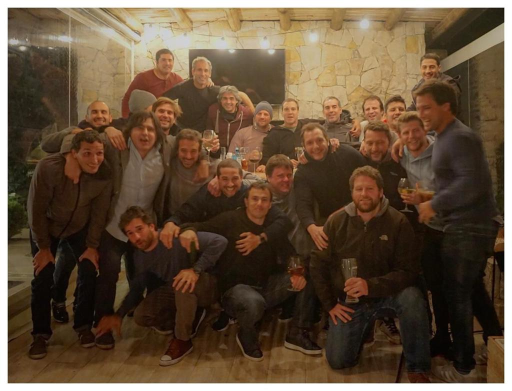 En août 2021, à l'occasion d'un retour en Argentine de Federico Aramburu (en haut à gauche avec le pull noir), lors d'un « asado », un barbecue, avec ses amis. DR
