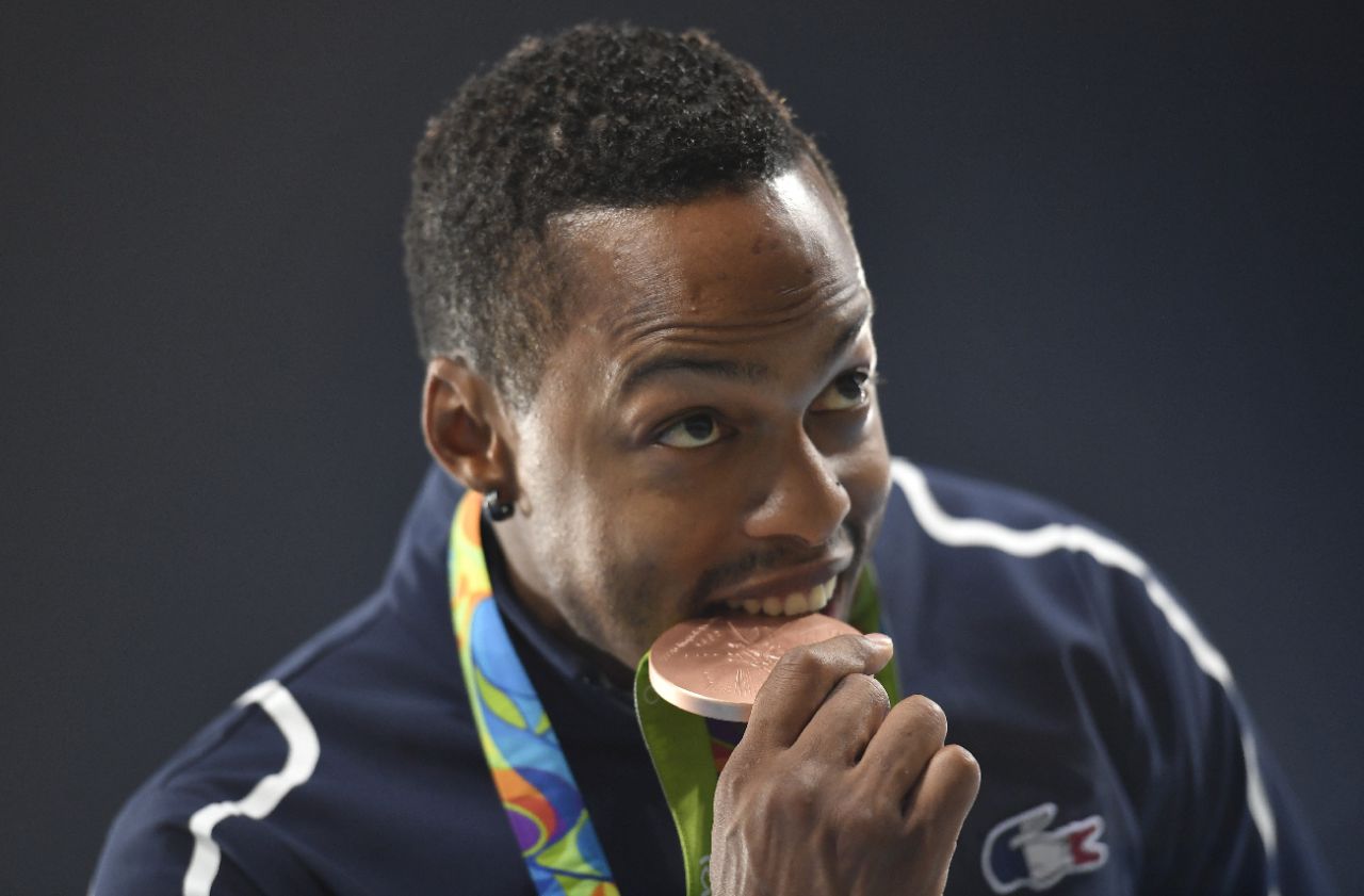 Le Français Dimitri Bascou pose avec sa médaille de bronze après sa 3e place en finale du 110 m haies aux JO de Rio, en août 2016. AFP/Fabrice Coffrini