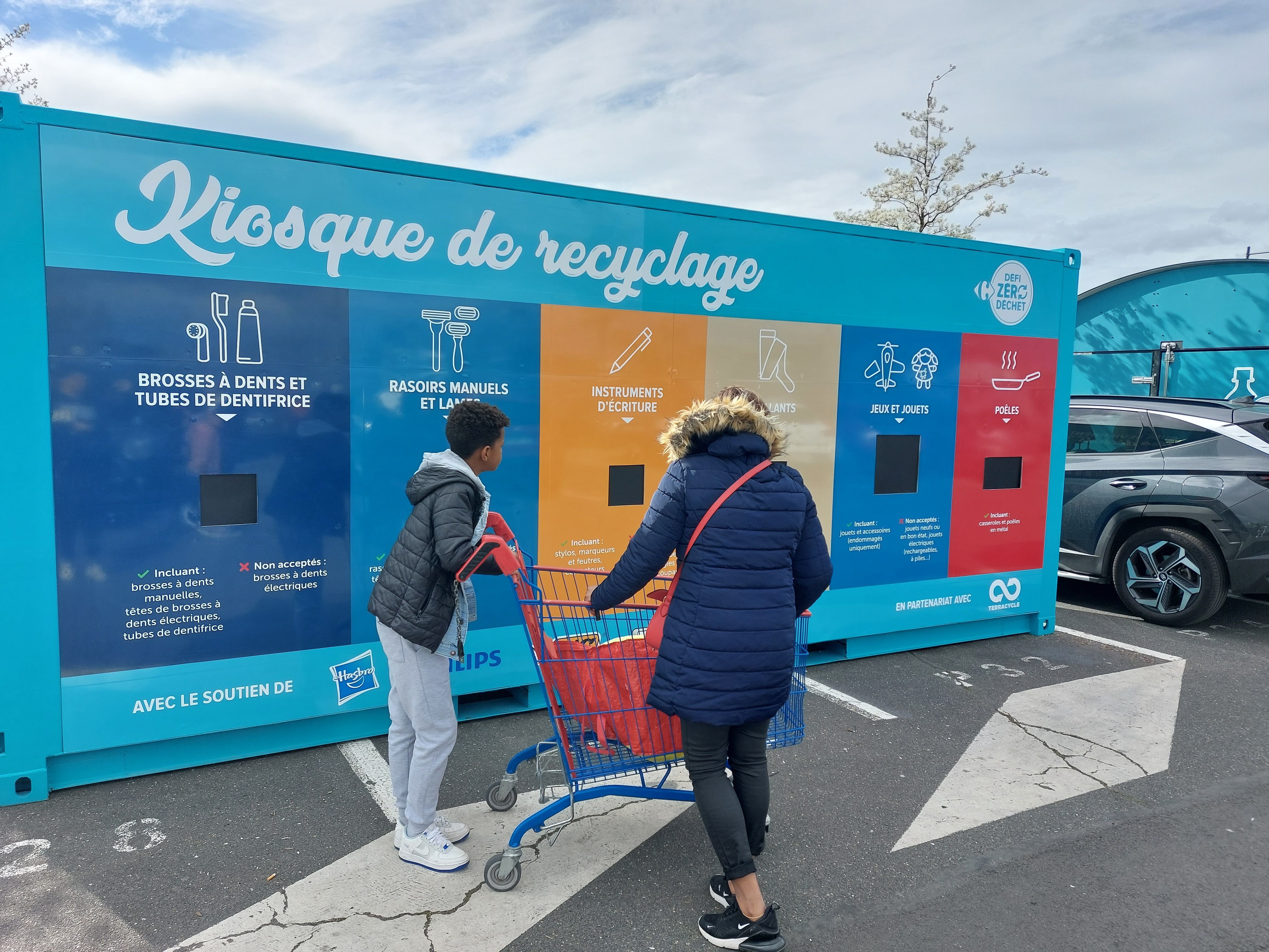 Athis-Mons (Essonne), le 1er avril 2023. Ce kiosque de recyclage est l'un des six points installés en France par Carrefour. LP/Cécile Chevallier