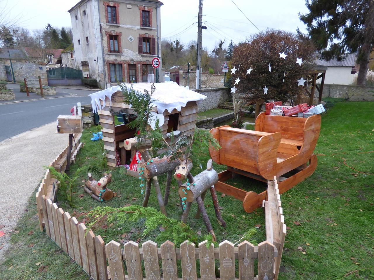 <b></b> A peine posées, les décorations de Noël du village ont déjà été en partie dérobées durant la nuit.