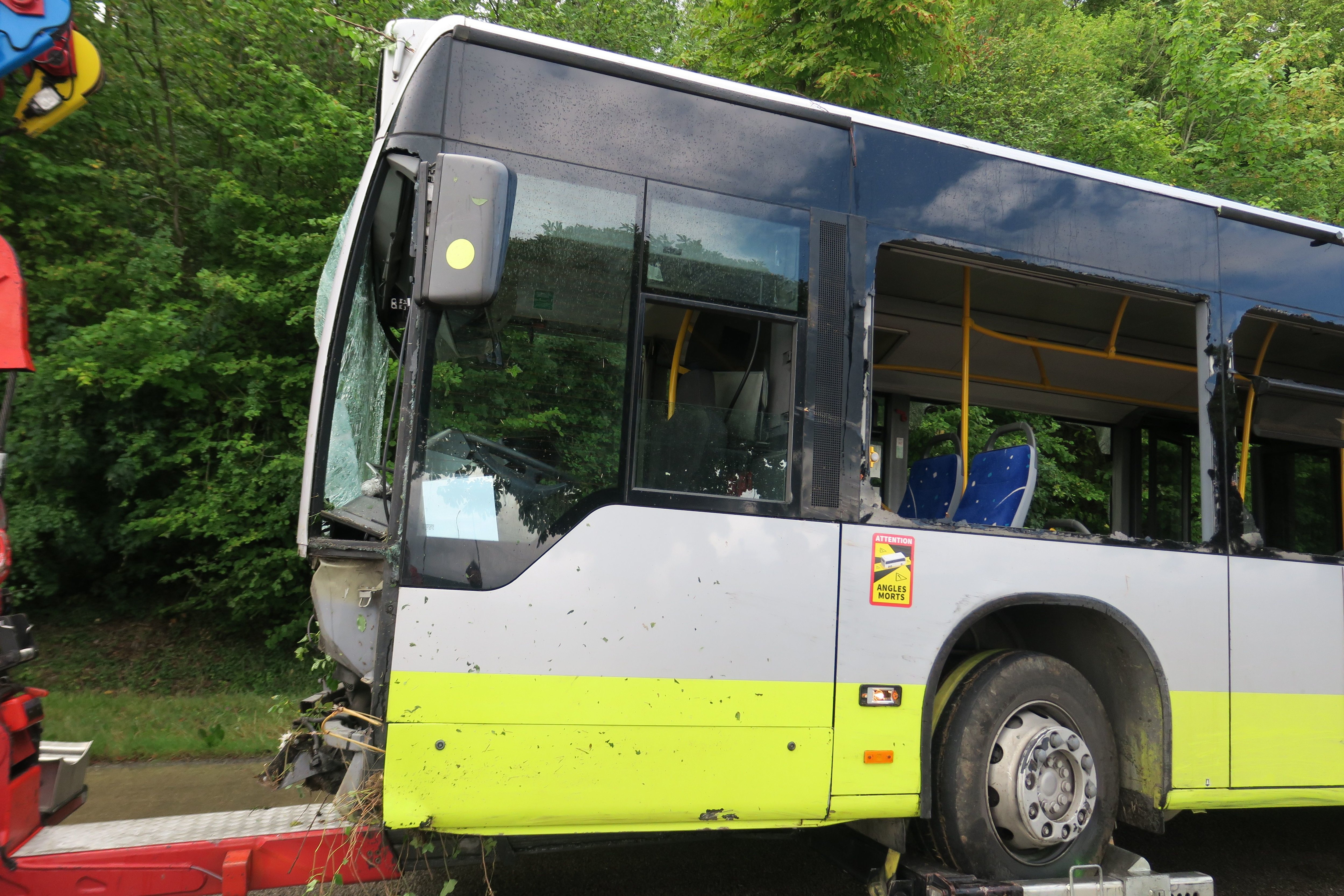 Mézières-sur-Seine, ce vendredi. Le bus a fini sa course dans un fossé. Les opérations de remorquage ont pris plusieurs heures.