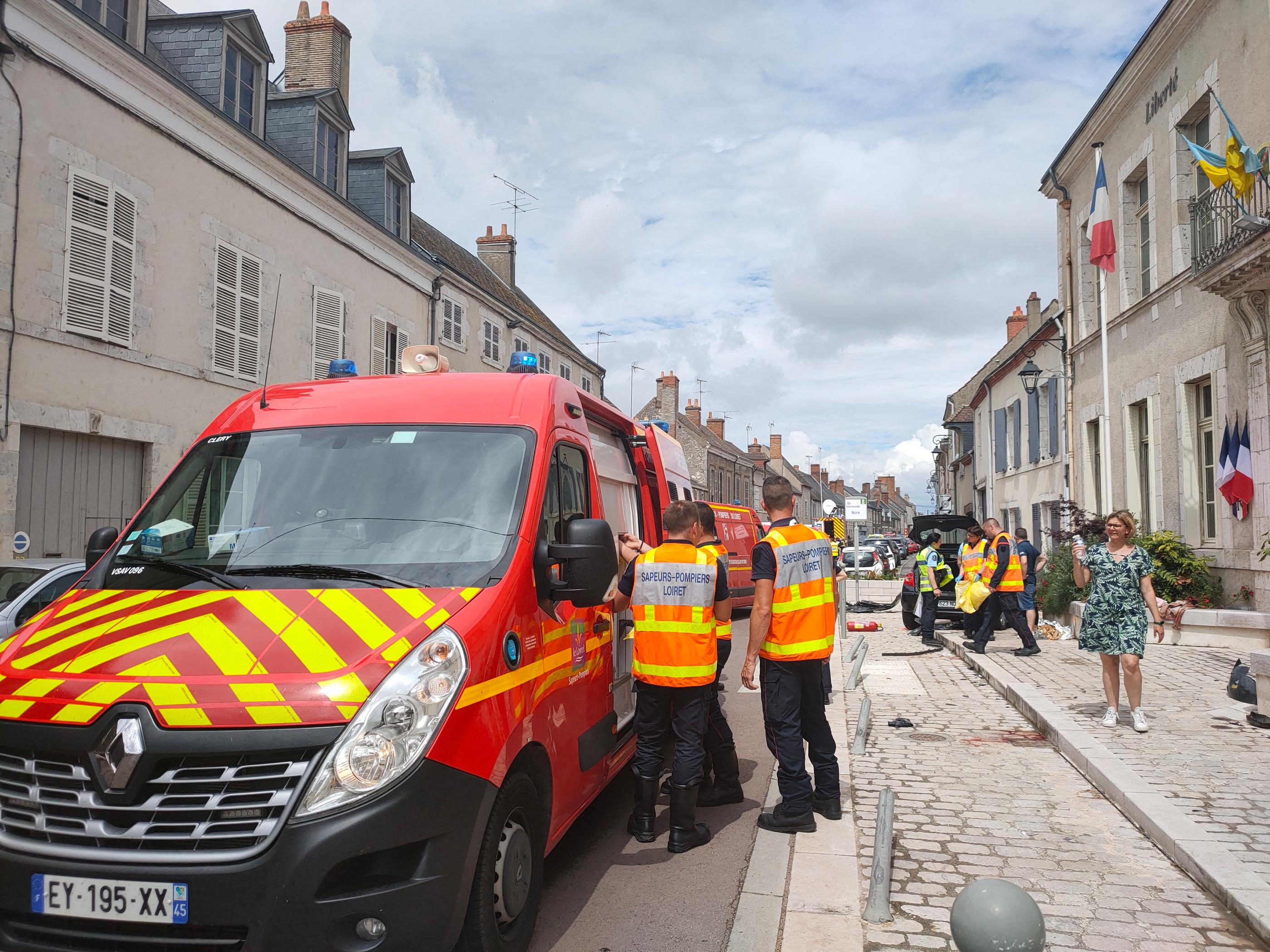 À Cléry-Saint-André, dans le Loiret, huit personnes invitées à un mariage ont été renversées par un véhicule devant la mairie. MAXPPP/REPUBLIQUE DU CENTRE/ DAVID CREFF