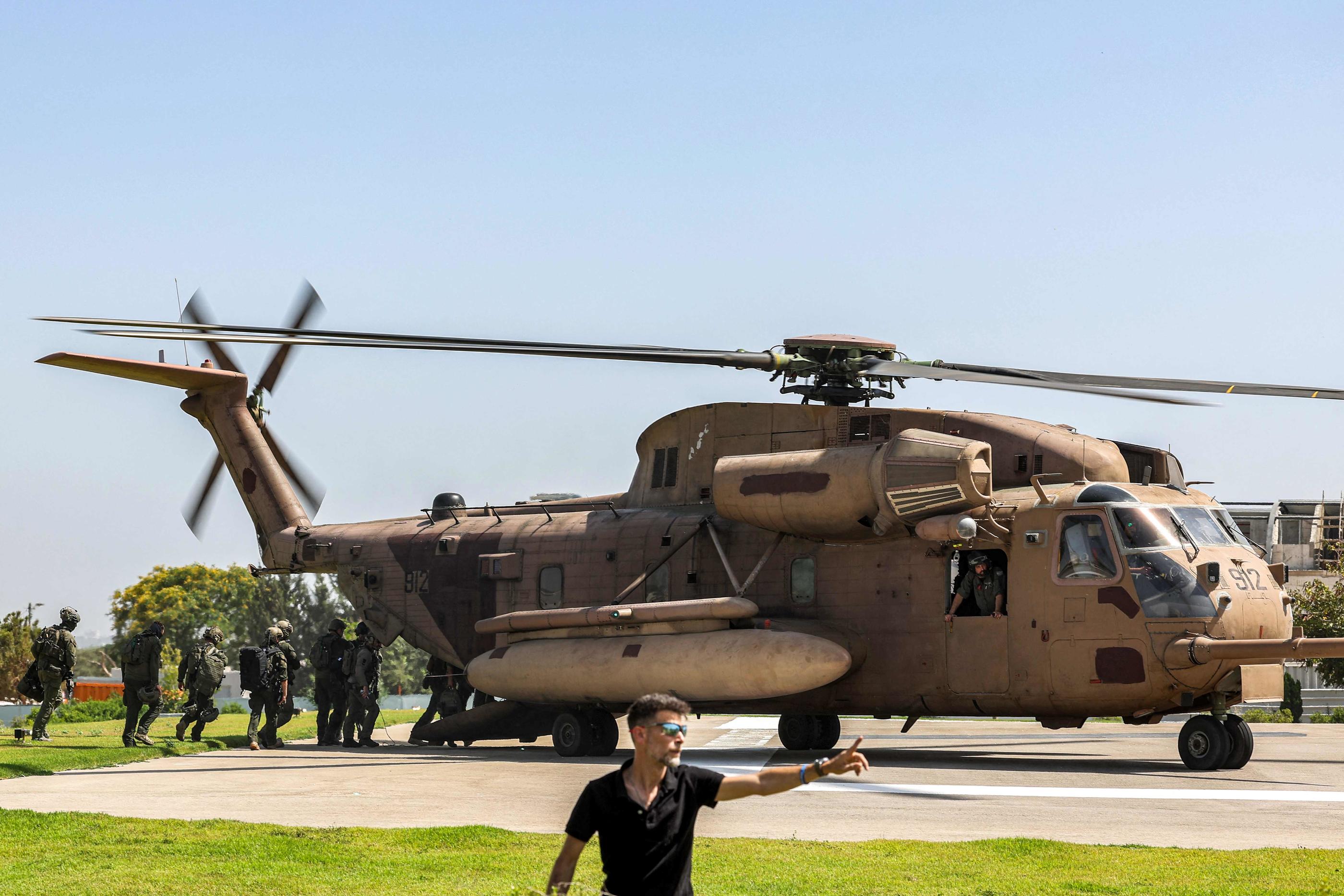 Un hélicoptère des forces spéciales israéliennes transportant les otages, le 8 juin 2024. AFP/JACK GUEZ