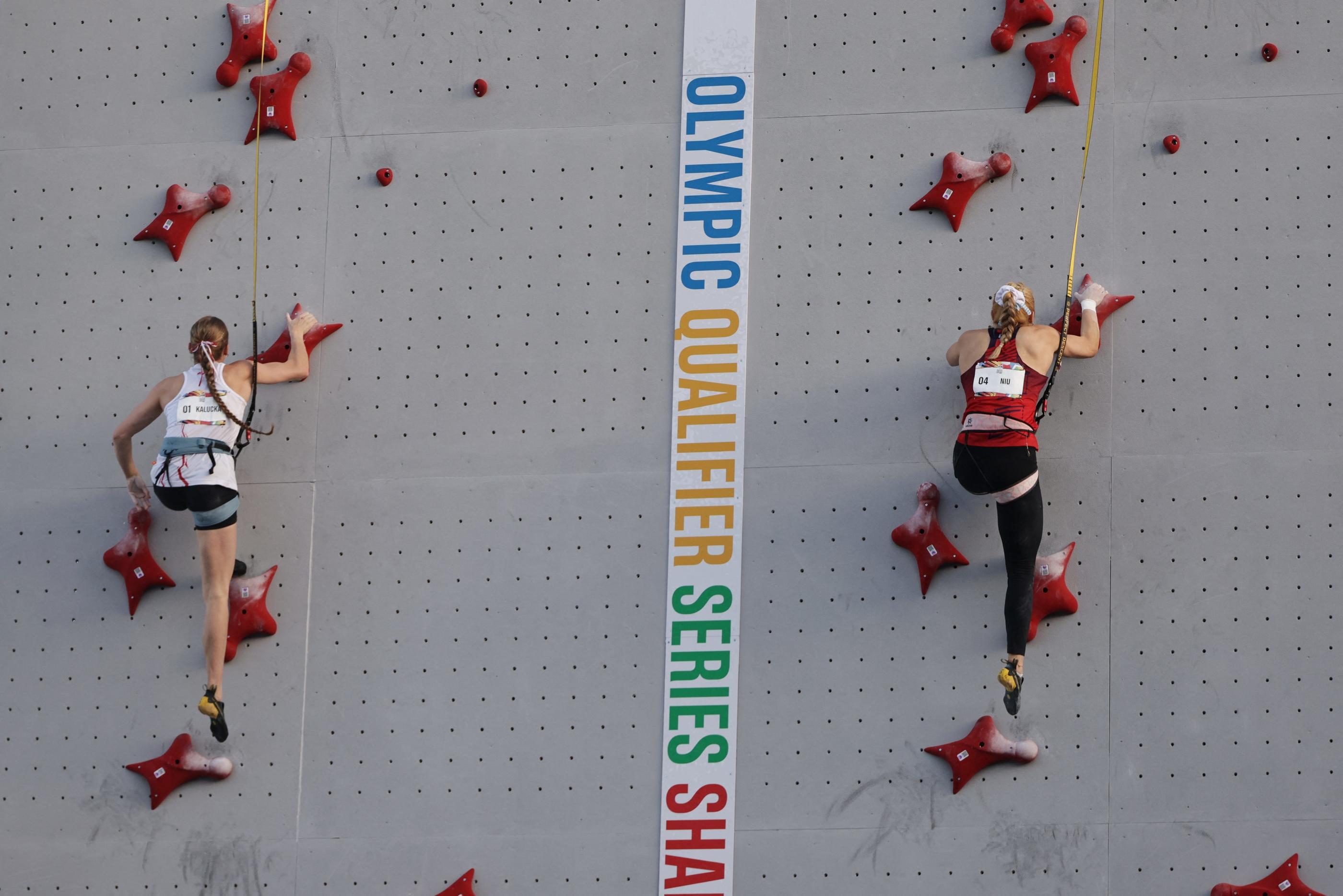 La Polonaise Natalia Kalucka (à gauche) et la Chinoise Di Niu s'affrontent en finale de la vitesse féminine ce 18 mai à Shanghai. MAXPPP/ALEX PLAVEVSKI