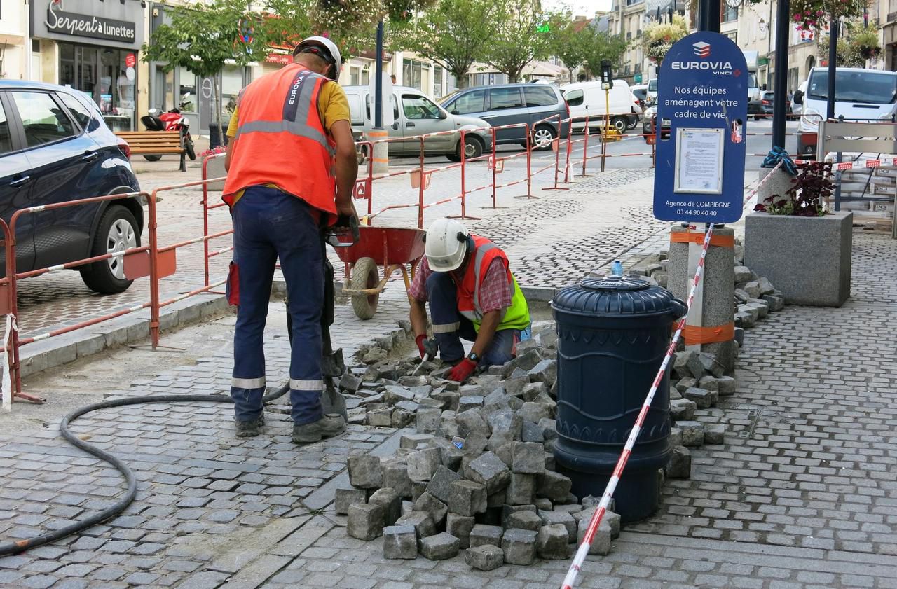<b></b> Crépy-en-Valois, mercredi. La société Eurovia intervient dans le centre-ville pour restaurer les pavés de la rue Nationale.