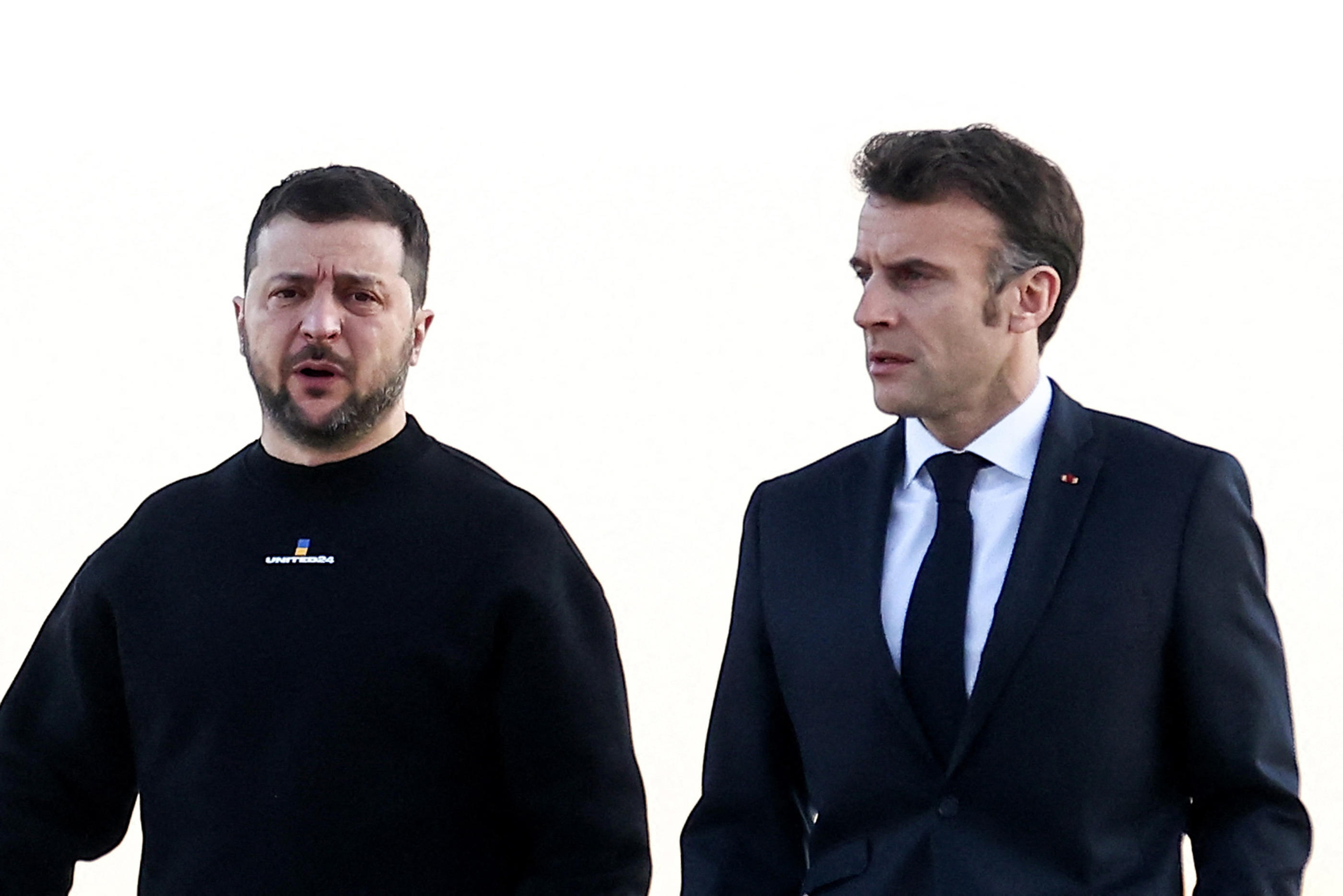 Volodymyr Zelensky, jeudi, avec Emmanuel Macron sur la tarmac de la base aérienne de Vélizy-Villacoublay. AFP