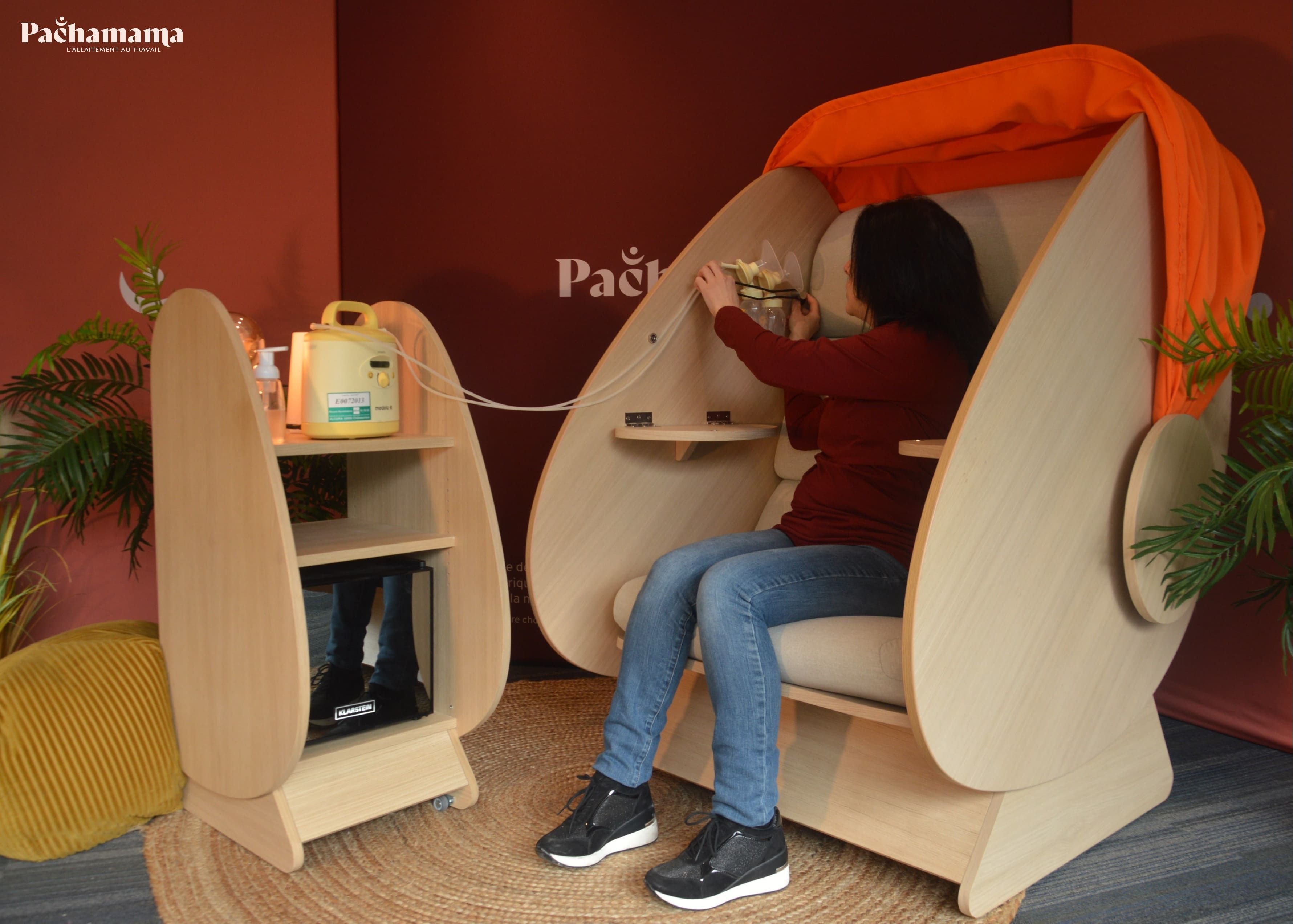 Le cocon d'allaitement imaginé par les fondatrices de la start-up Nap&Up comprend un fauteuil, un tire-lait et un petit réfrigérateur. Photo Pachama solution