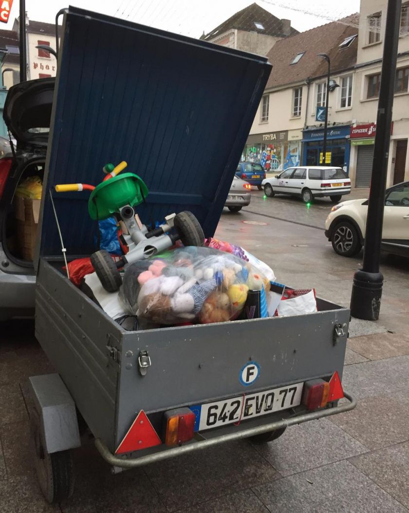 <b></b> Brie-Comte-Robert, lundi 4 décembre. Les Restos du Cœur sont repartis avec une remorque pleine de jouets collectés par Century 21 pour offrir aux enfants défavorisés à Noël.