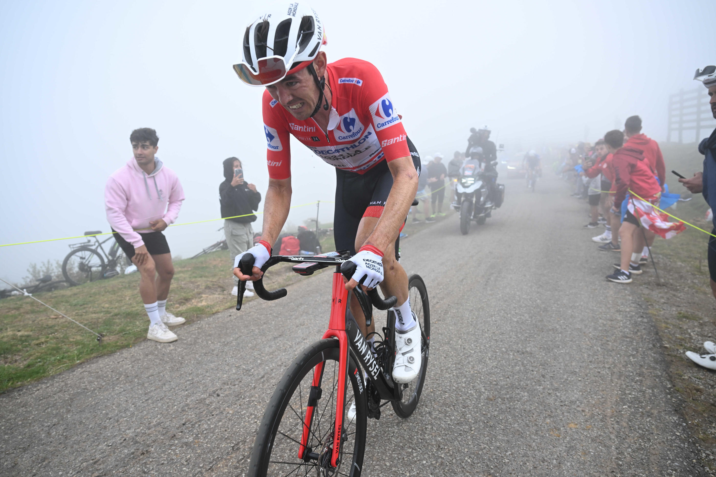 En terminant en trombe dans le brouillard et la pluie, Ben O'Connor sauve son maillot pour cinq secondes. (Icon Sport)