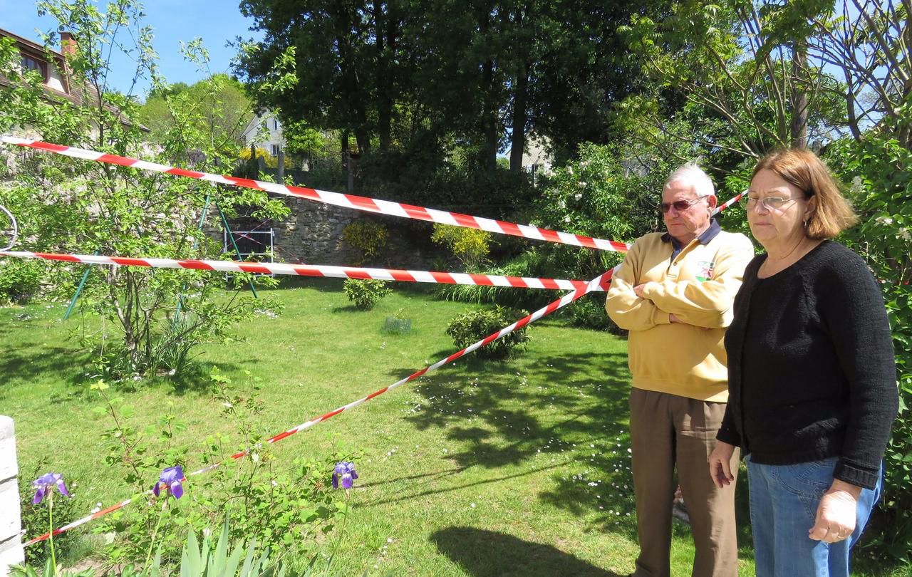 <b></b> Forges-les-Bains, mercredi 10 mai. Michel et Anne-Marie Bochinger n’ont plus le droit de se rendre dans leur jardin. Un trou de 7 m de profondeur s’est creusé le long du mur qui les sépare de leur voisin, avec qui ils sont en conflit depuis 14 ans.