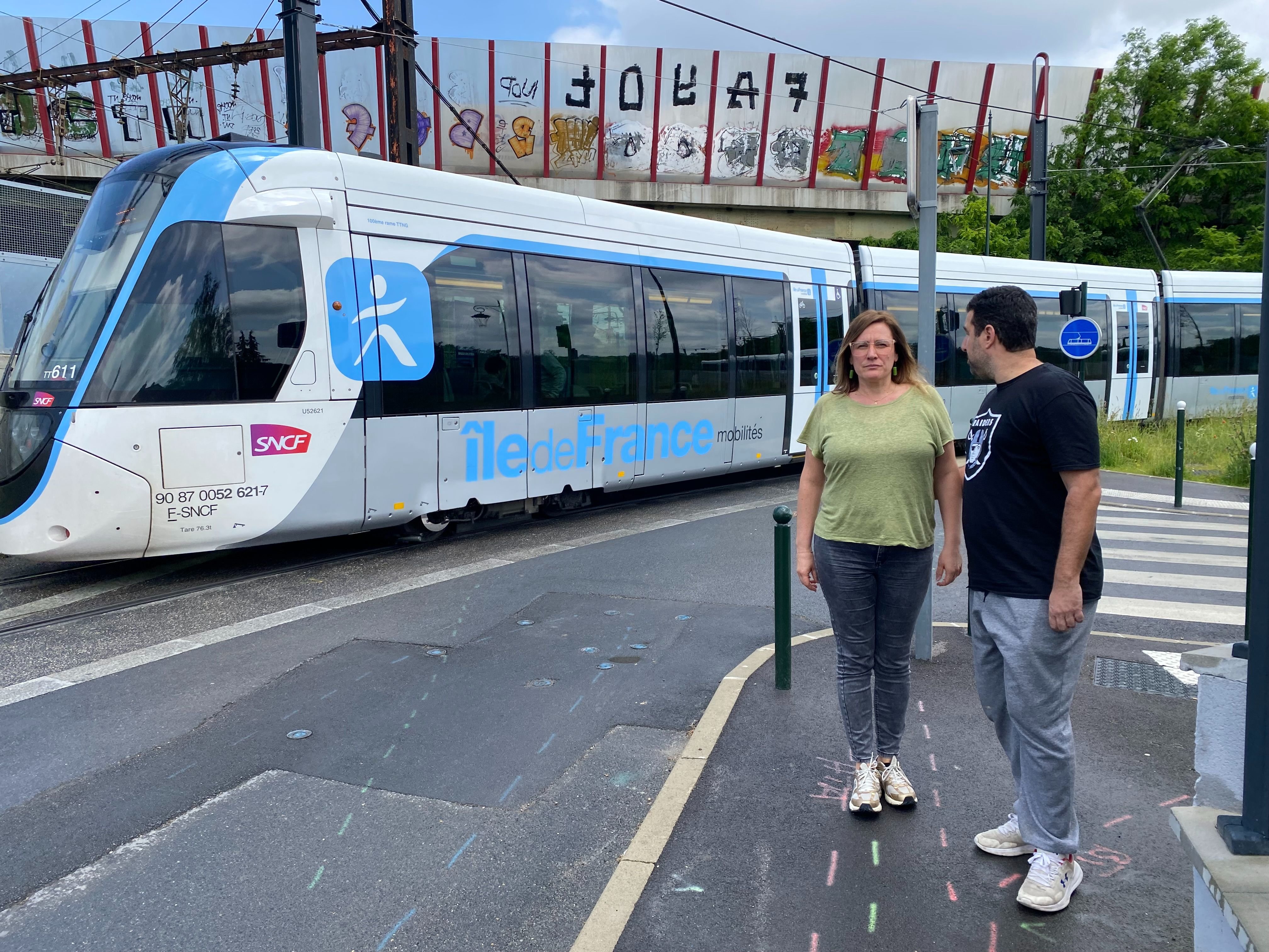 Géraldine Marques et Fabrice Mesquita ne supportent plus le grincement produit par le tramway à Savigny-sur-Orge. LP/Victoire Haffreingue-Moulart