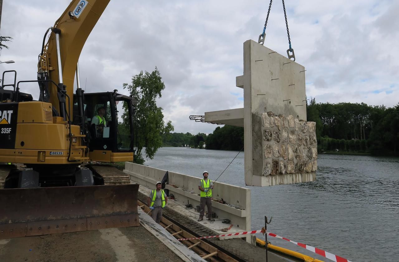 <b></b> Le Coudray-Montceaux, ce vendredi matin. Chaque pan du nouveau mur de soutènement des berges de Seine pèse 5 t. 