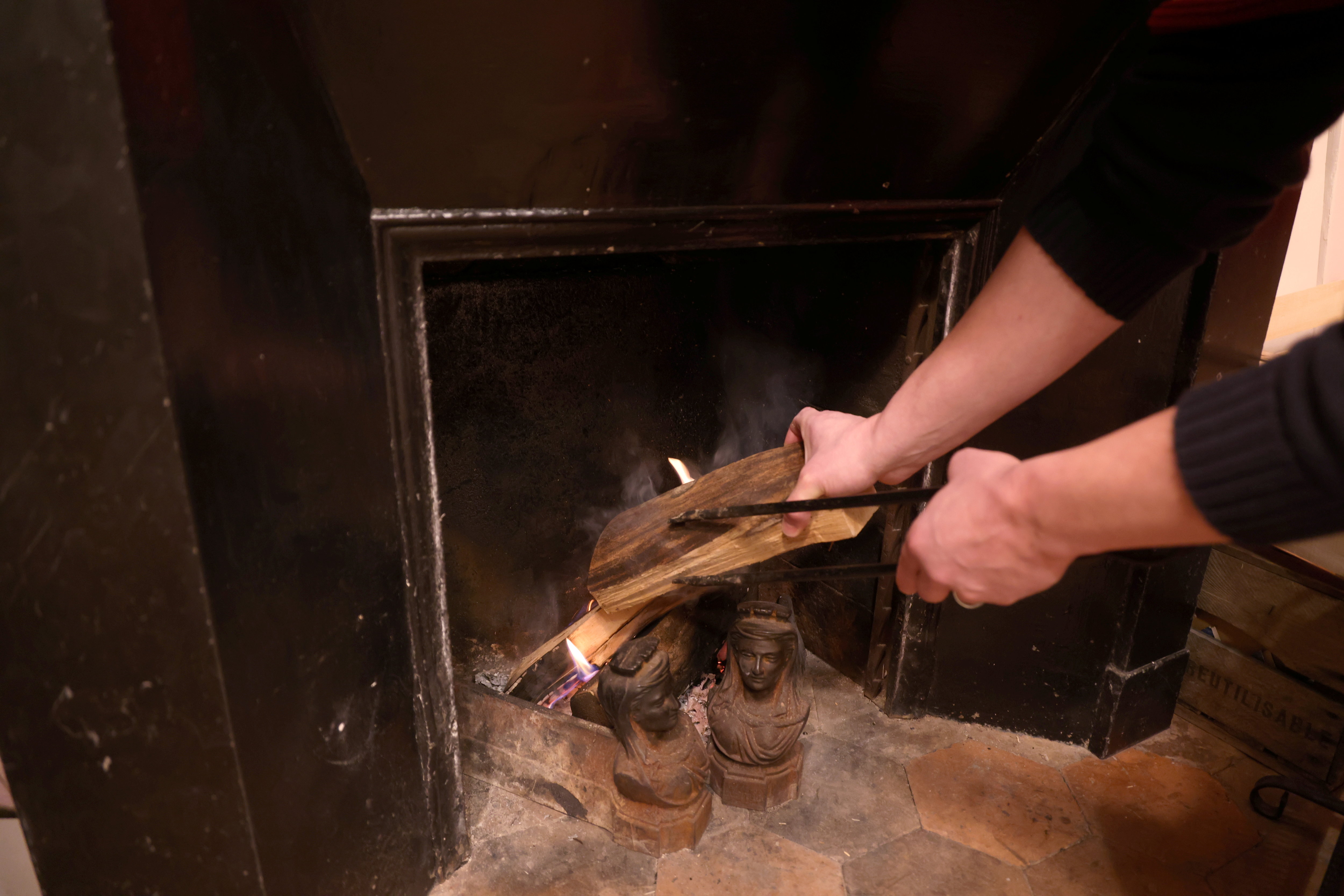 Paris (Xe), le 16 janvier. Depuis une dizaine d'années, Frédéric fait régulièrement des flambées dans la cheminée de son appartement. Une pratique à laquelle il est attaché. LP/Philippe Lavieille