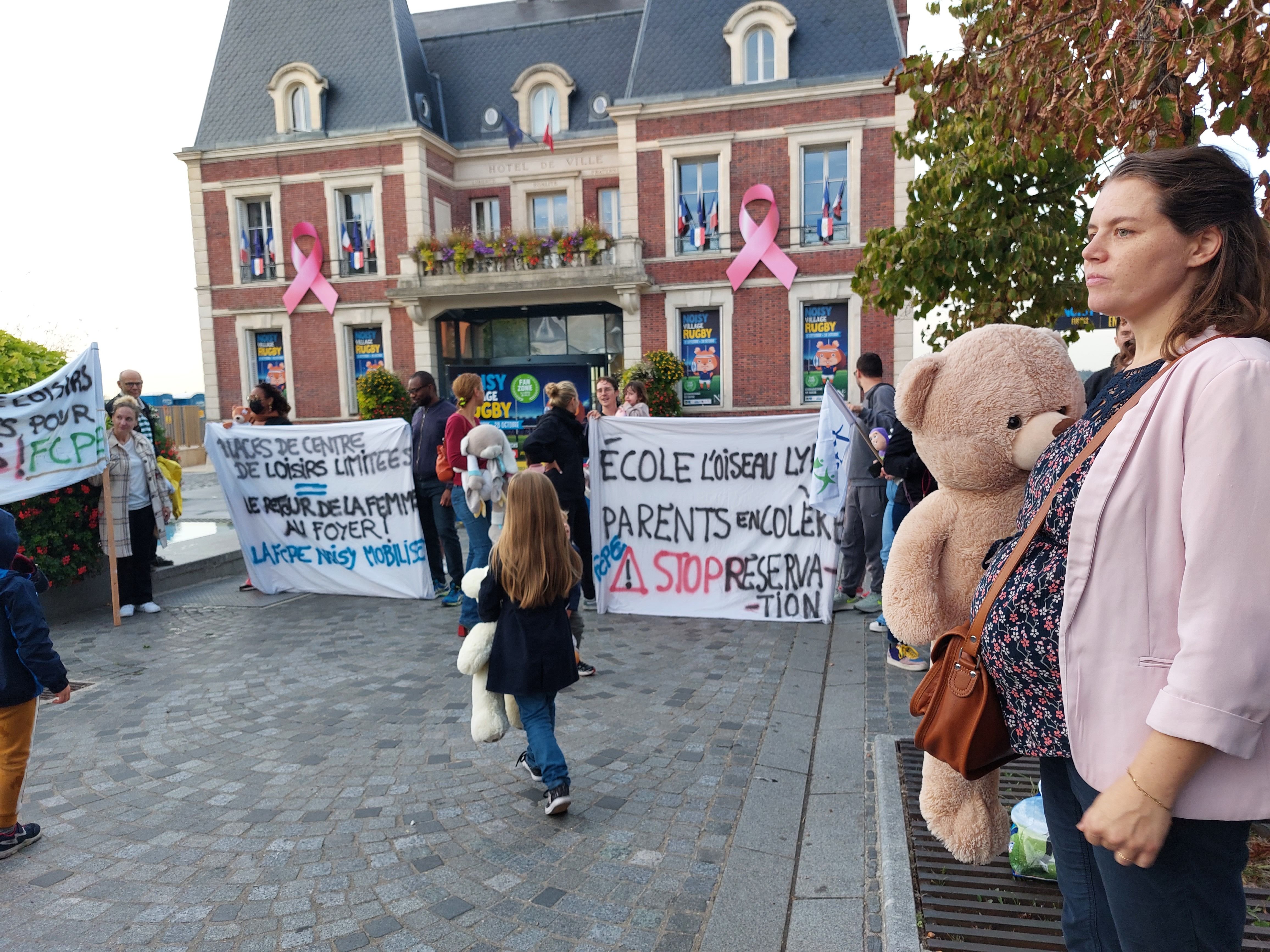 Noisy-le-Grand (Seine-Saint-Denis), ce jeudi. Des parents d'élèves ont manifesté contre le nouveau système de réservation un mois à l'avance des centres de loisirs du mercredi. LP/E.M.