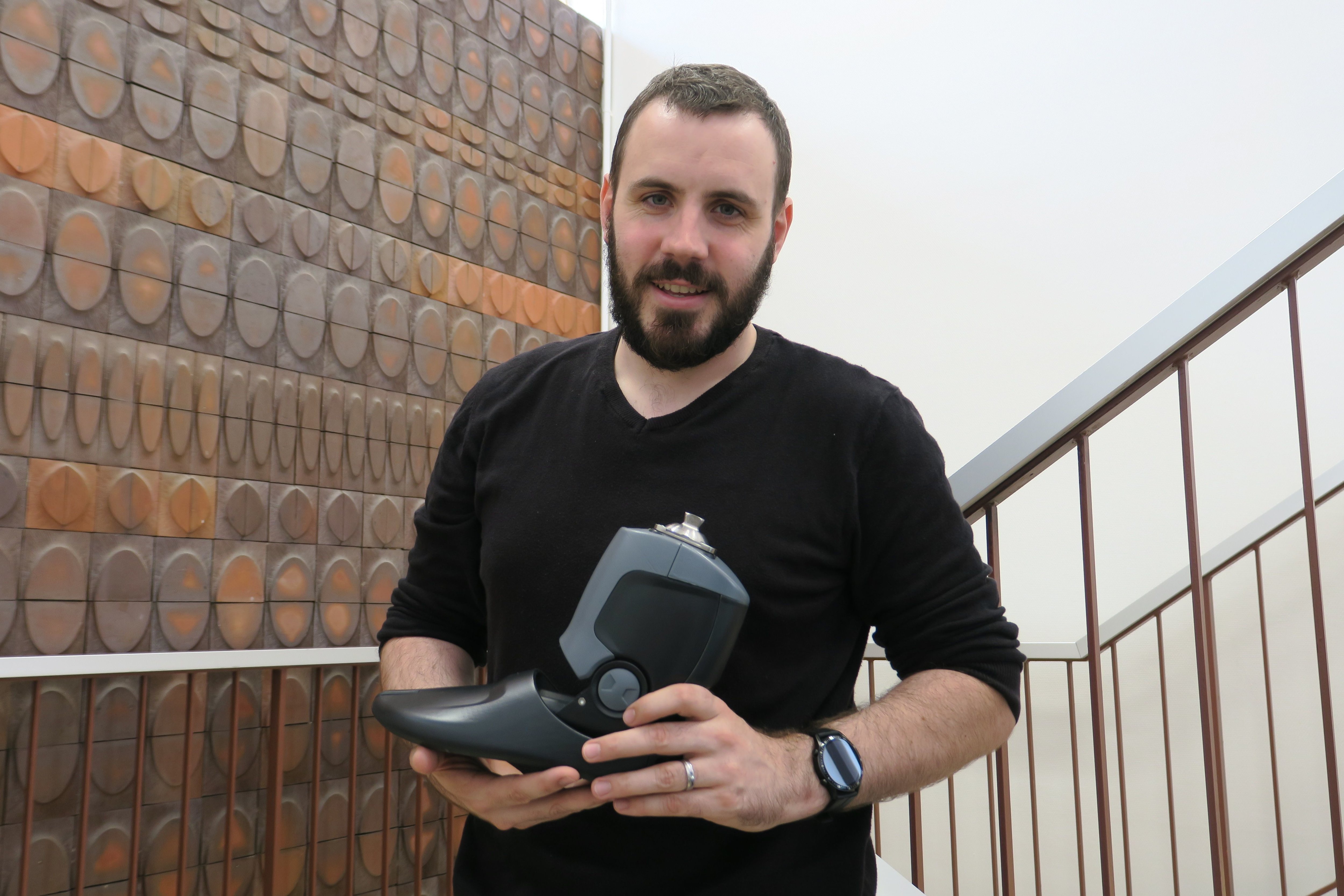 Venette (Oise), le 9 septembre 2022. Guillaume Baniel, 32 ans, est en train de développer avec sa start-up Revival Bionics, un pied bionique qui entend recréer un mouvement de marche naturelle à l’aide d’outils technologiques. LP/Simon Gourru