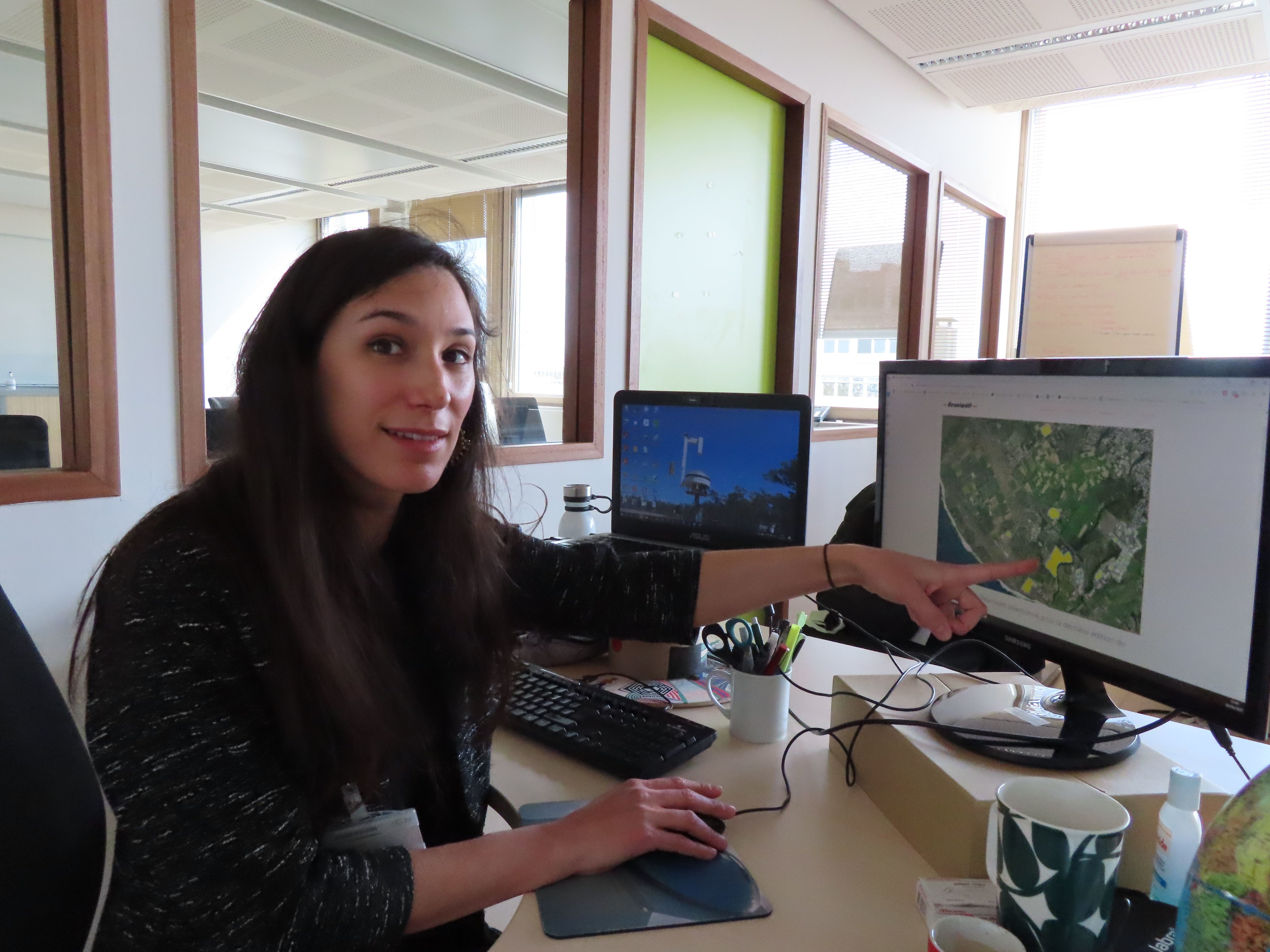 Marion Lafuma, responsable commerciale chez Réuniwatt, montre des panneaux photovoltaïques repérés par des images satellitaires dans ses bureaux de Saint-Mandé. LP/Sylvain Deleuze.