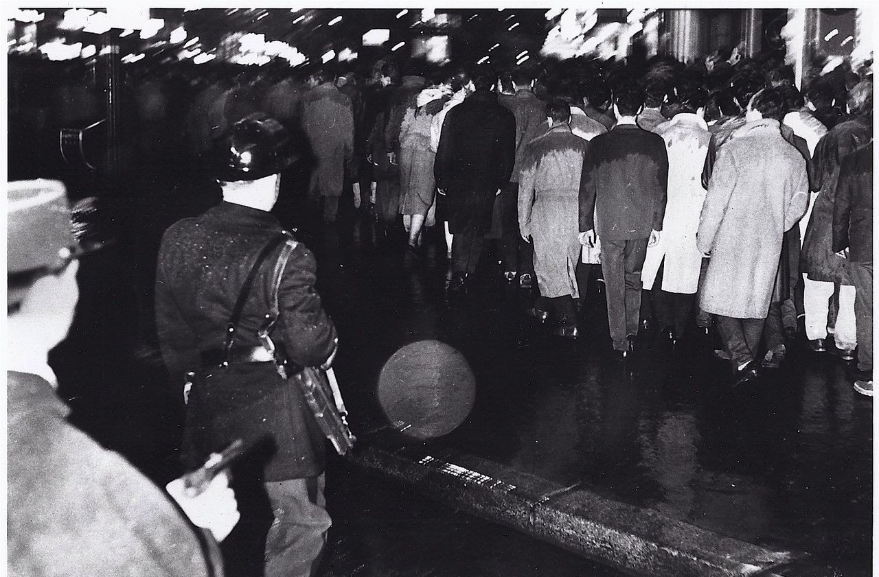 <b></b> Illustration. Photo extraite du documentaire « Octobre à Paris » réalisé par Jacques Panijel retraçant la préparation, l’organisation et les conséquences de la manifestation parisienne du 17 octobre 1961. 