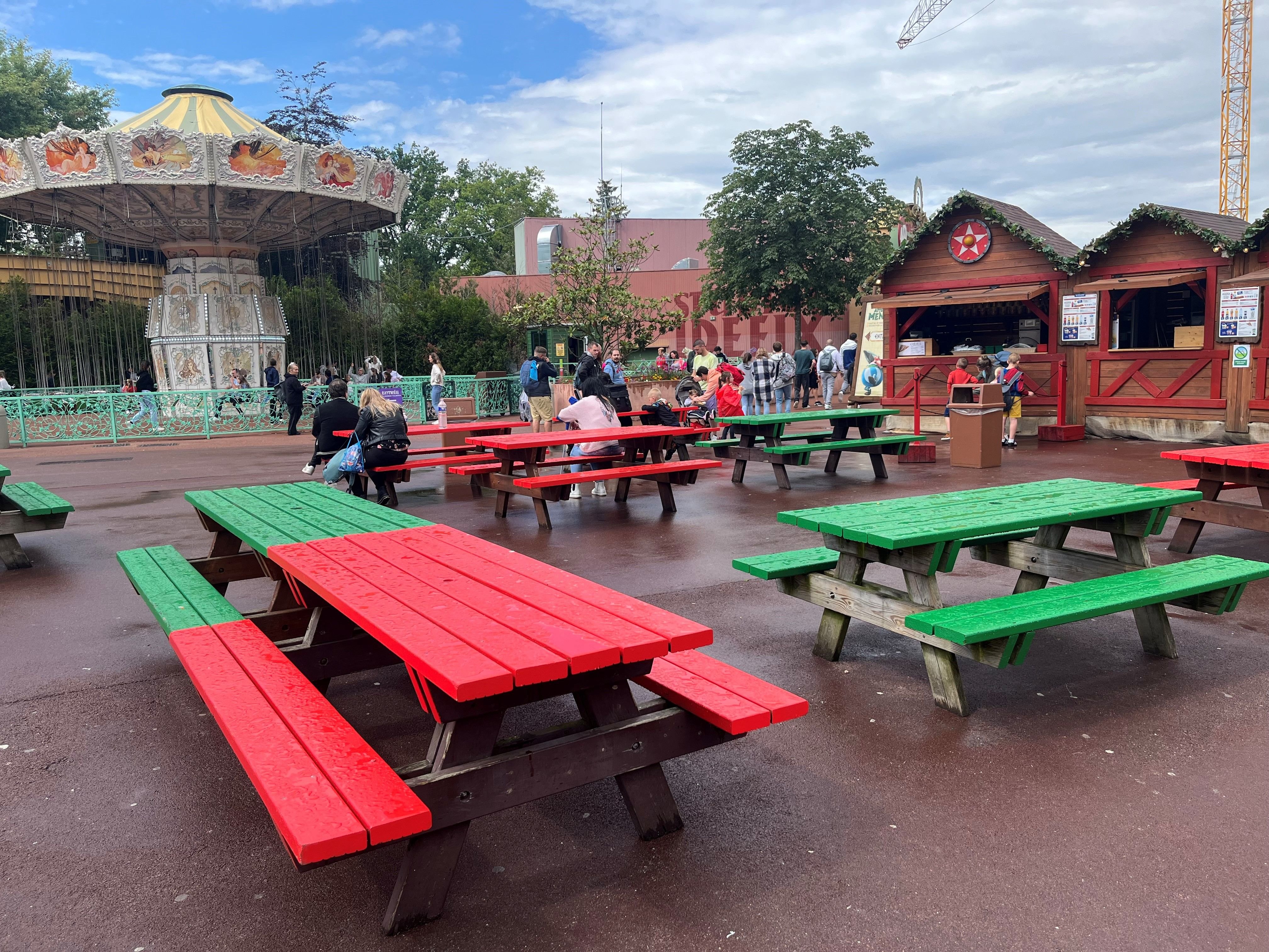 Plailly (Oise), le 13 juillet. Au Parc Astérix, les espaces restaurations sont loin de faire le plein comme un banquet gaulois. LP/Patrick Caffin