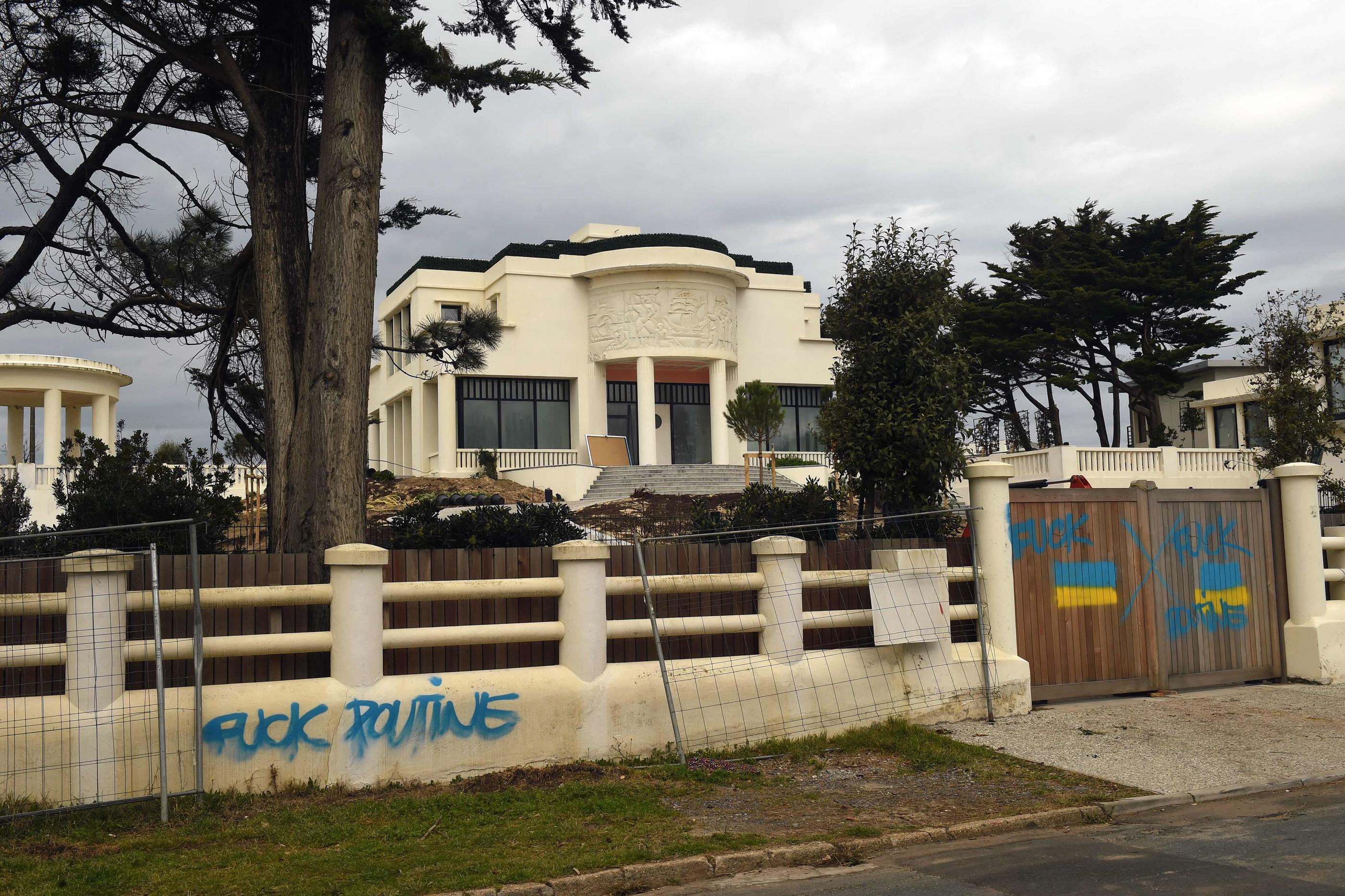 L'entrée de la villa « Souzanna » avait été recouverte de graffitis après le déclenchement de la guerre en Ukraine. AFP / Gaizka Iroz