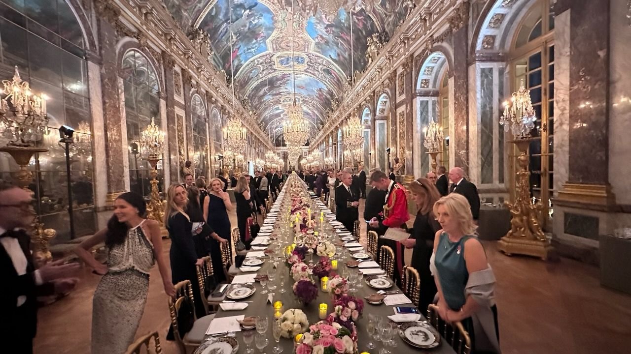 Versailles, mercredi soir. Sur ce cliché pris par Yann Arthus-Bertrand, on voit une partie des 180 convives qui ont participé au diner d'Etat dans la galerie des glaces en l'honneur du roi Charles III. DR/Yann Arthus-Bertrand