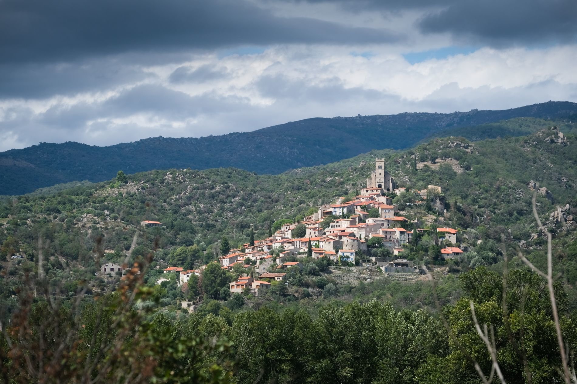 L'histoire raconte que ce sont les femmes d'Eus qui convoyaient les pierres nécessaires à la construction de l'église jusqu'au sommet de la colline. LP/Yann Kerveno