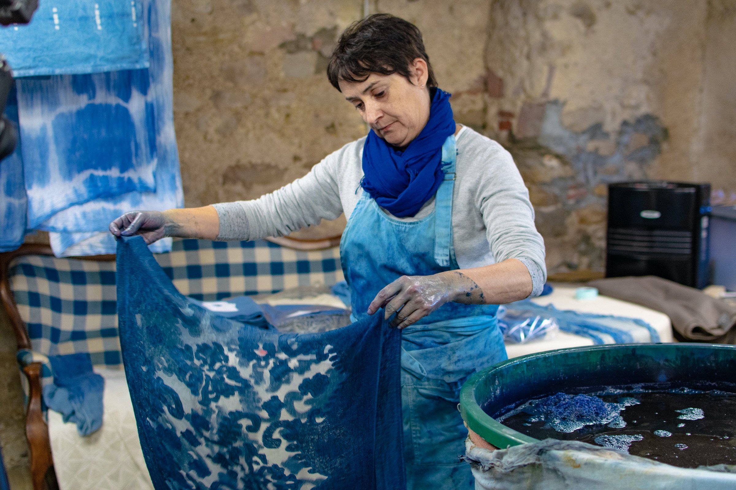 Lautrec (Tarn), le 11 août. Françoise Carayol pratique la teinture naturelle au pastel à La Ferme au village. DR