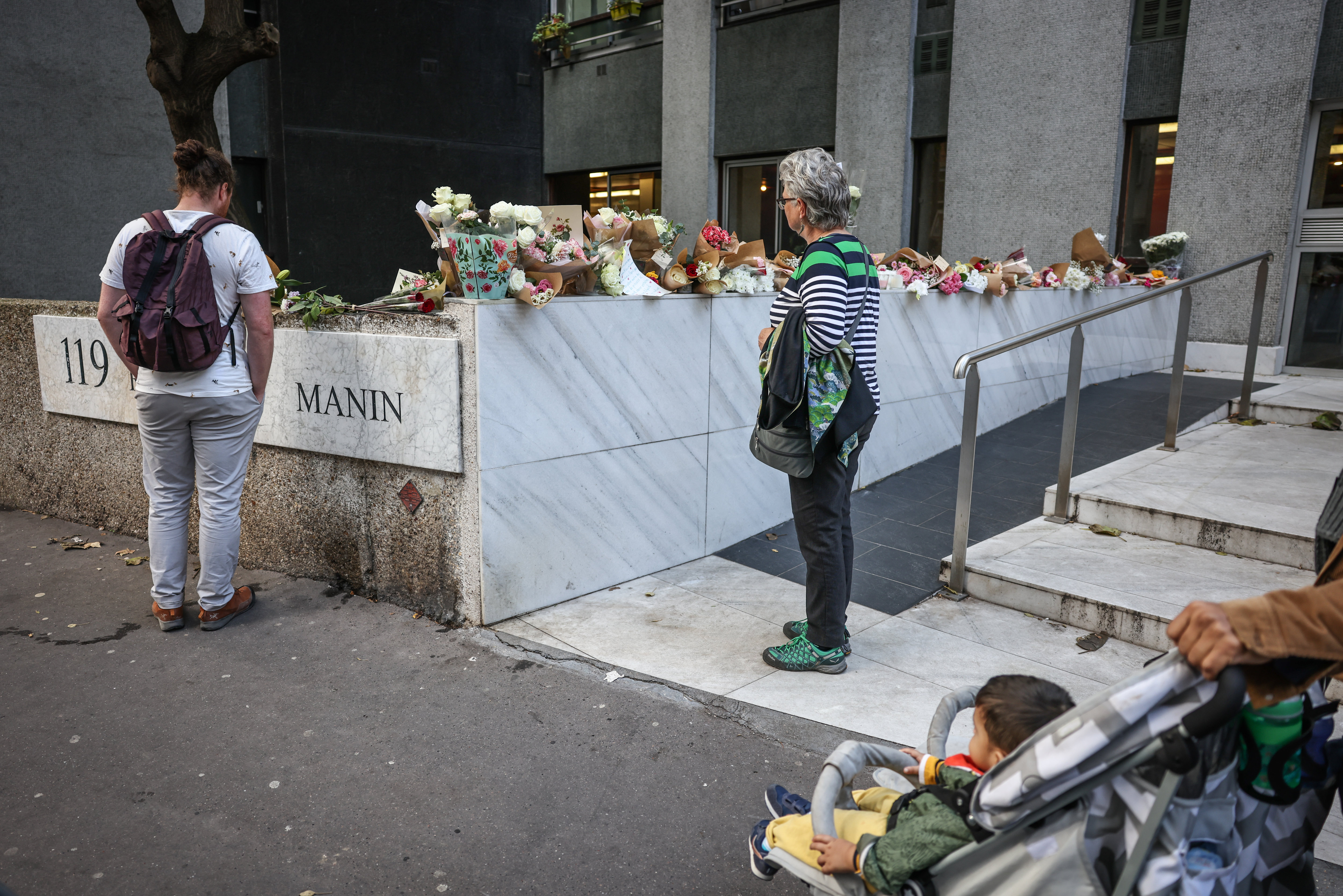 Deux jours après le meurtre d'une adolescente de 12 ans, des dizaines de personnes sont venus déposer des bouquets de fleurs afin de lui rendre hommage devant son immeuble. Photo LP / Fred Dugit