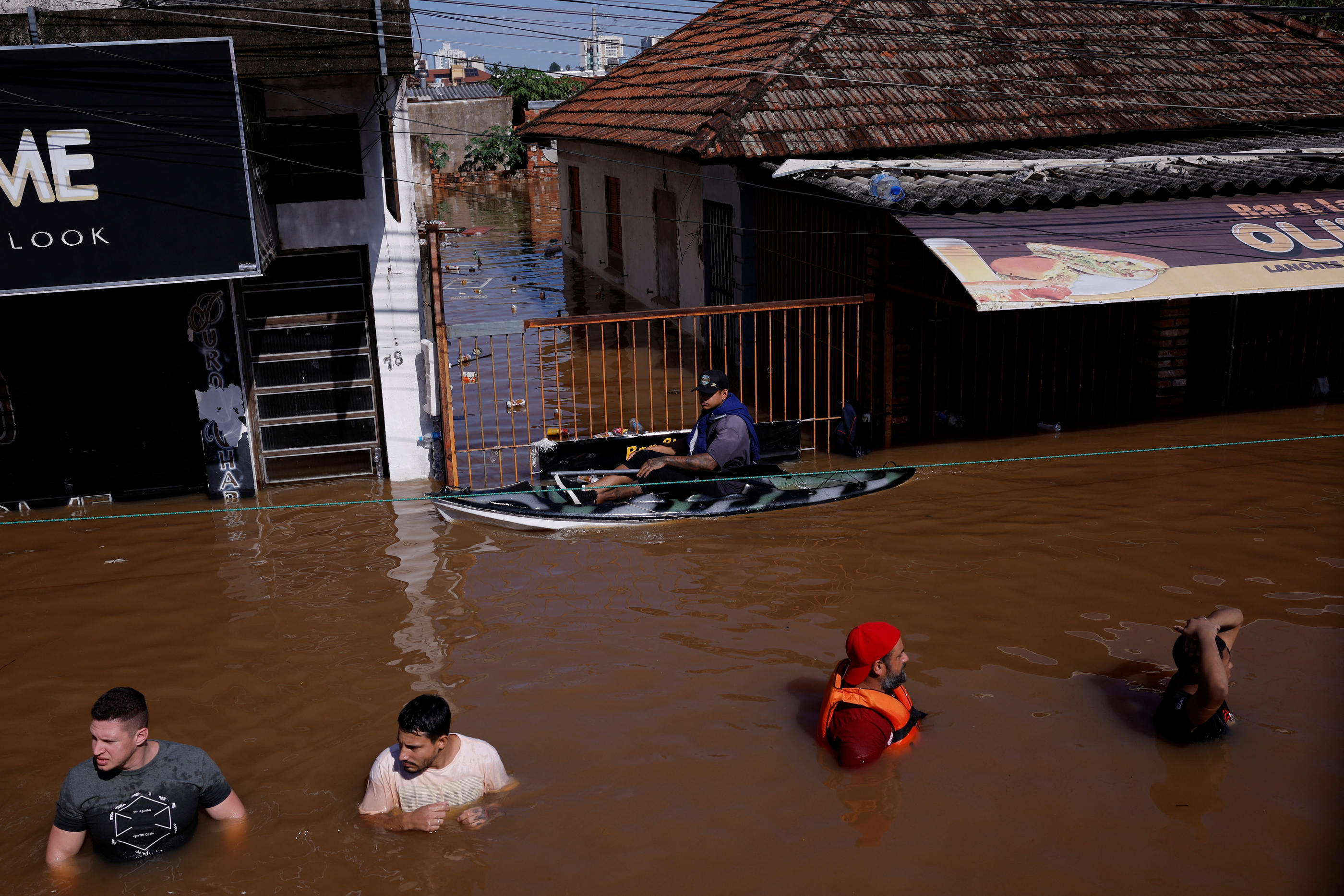 À Canoas, dans l'État du Rio Grande do Sul, dimanche. REUTERS/Amanda Perobelli
