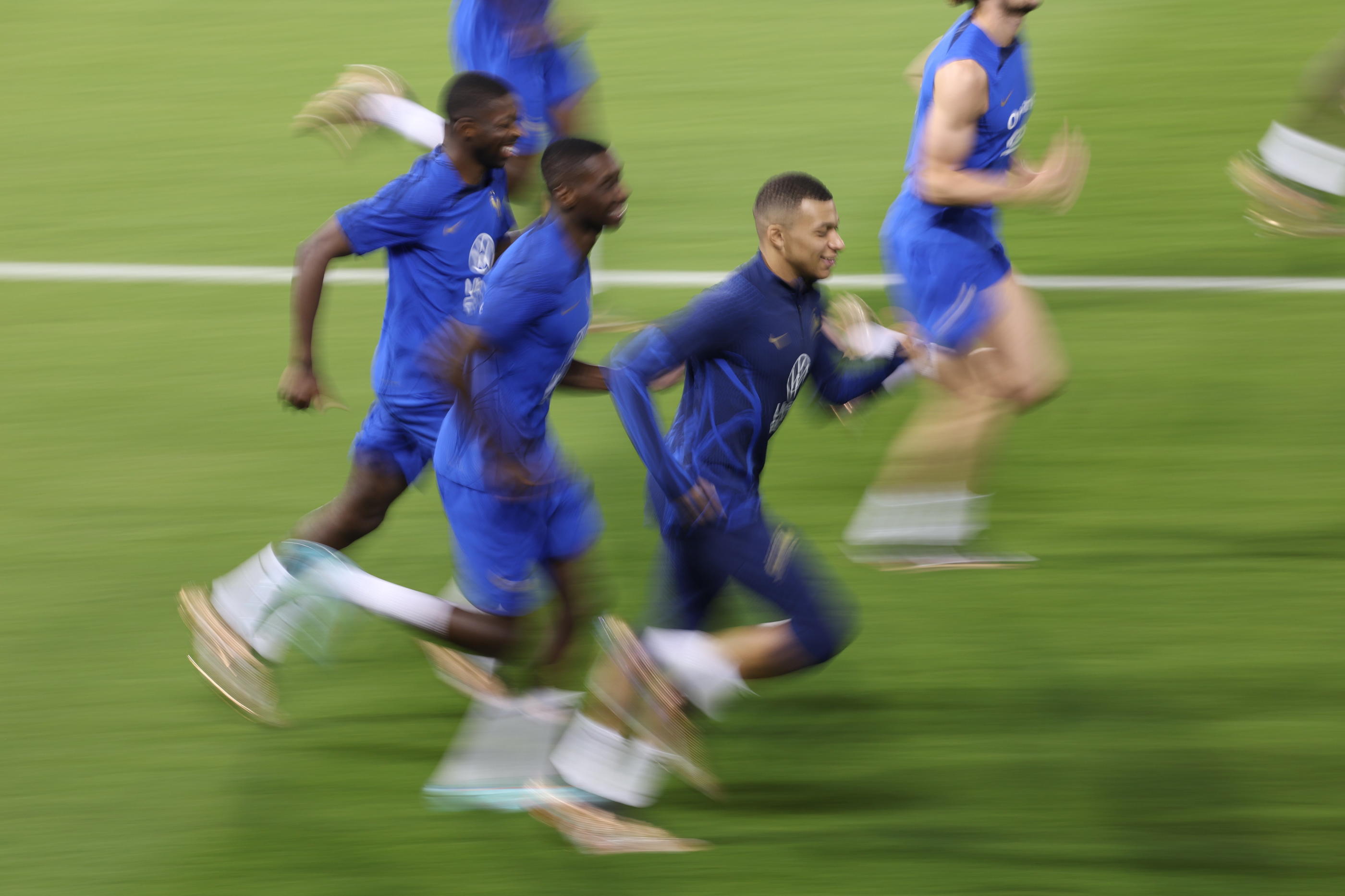 Portée par la vitesse et la science offensive de Kylian Mbappé, l'équipe de France tentera de décrocher face à l'Argentine une troisième étoile de championne du monde, la deuxième d'affilée. LP/Arnaud Journois



PHOTO LE PARISIEN / ARNAUD JOURNOIS