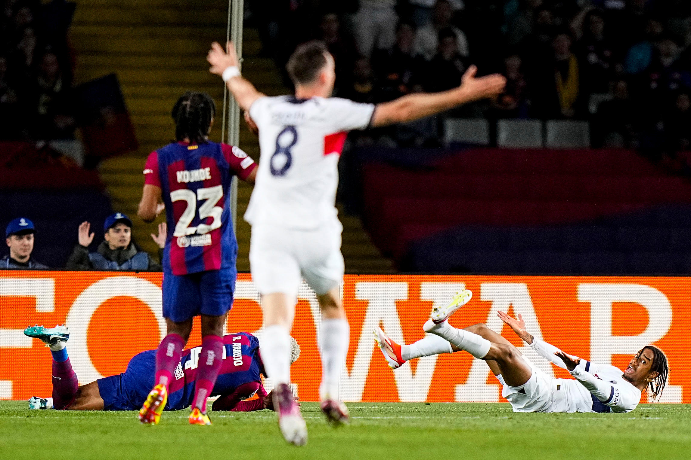 À la 29e minute du quart de finale retour entre le PSG et le FC Barcelone, Ronald Araujo avait commis la faute sur Barcola à l'entrée de la surface. Hugo Pfeiffer/Icon Sport