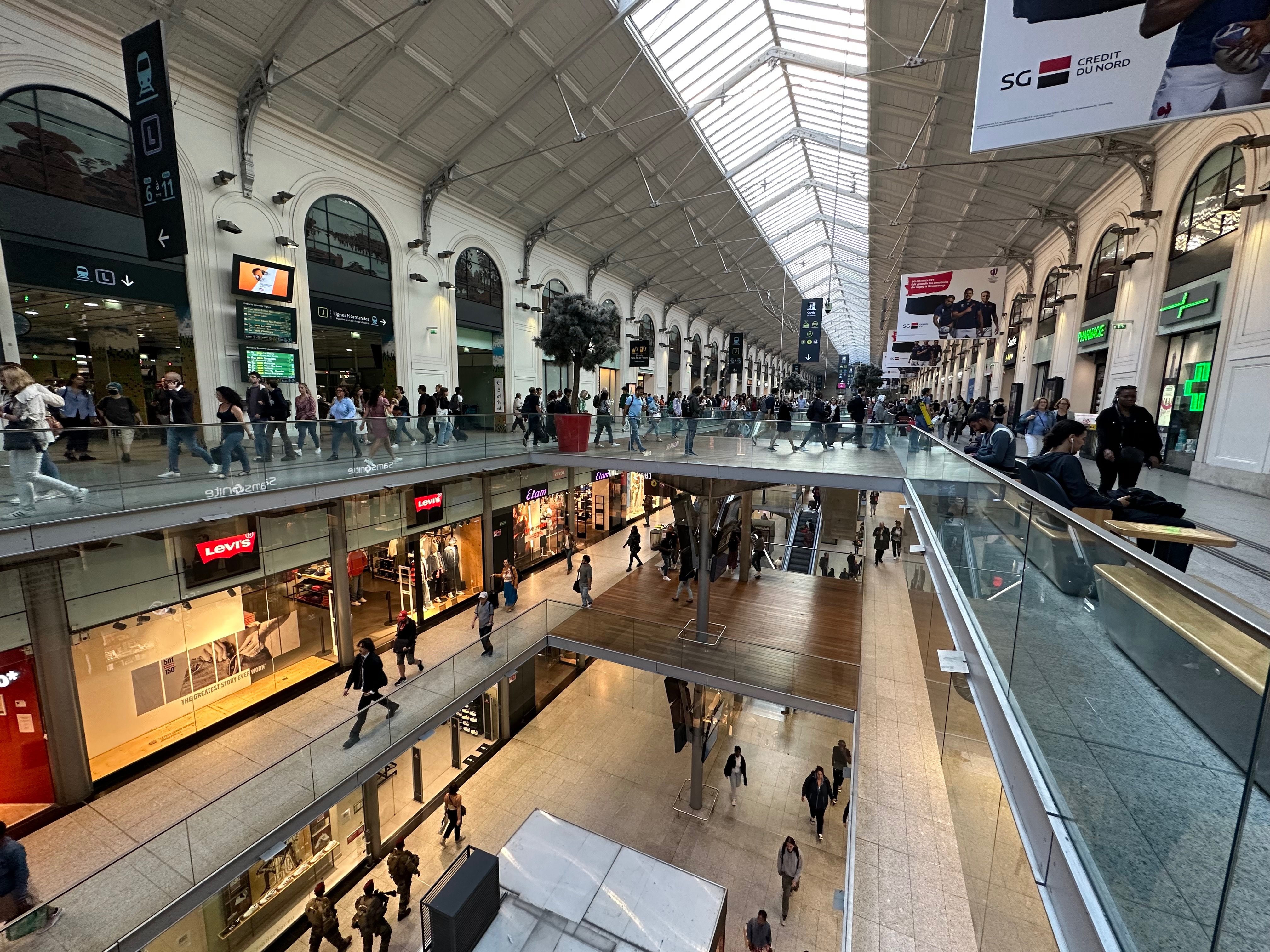 Avec ses trois étages de boutiques, la gare Saint-Lazare (Paris VIIIe) a des allures de centre commercial. LP/Paul Abran