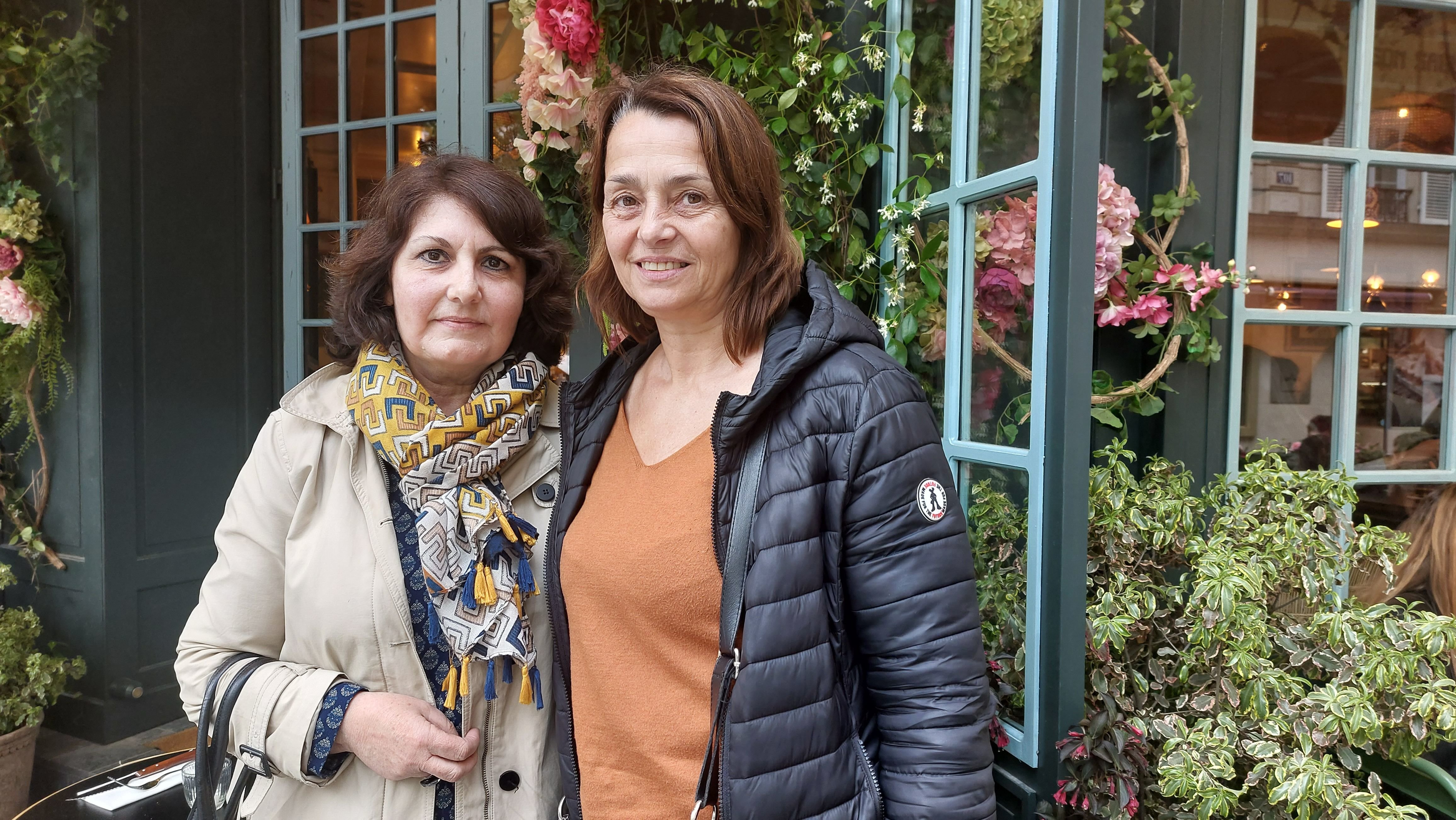 Paris (XVIIe), le 11 mai 2023. Cathy Vannier (à gauche), mère de Cécile et Corinne Quilin, mère de Camille, se sont unies pour la mémoire de leurs filles. LP/A.-S.D.