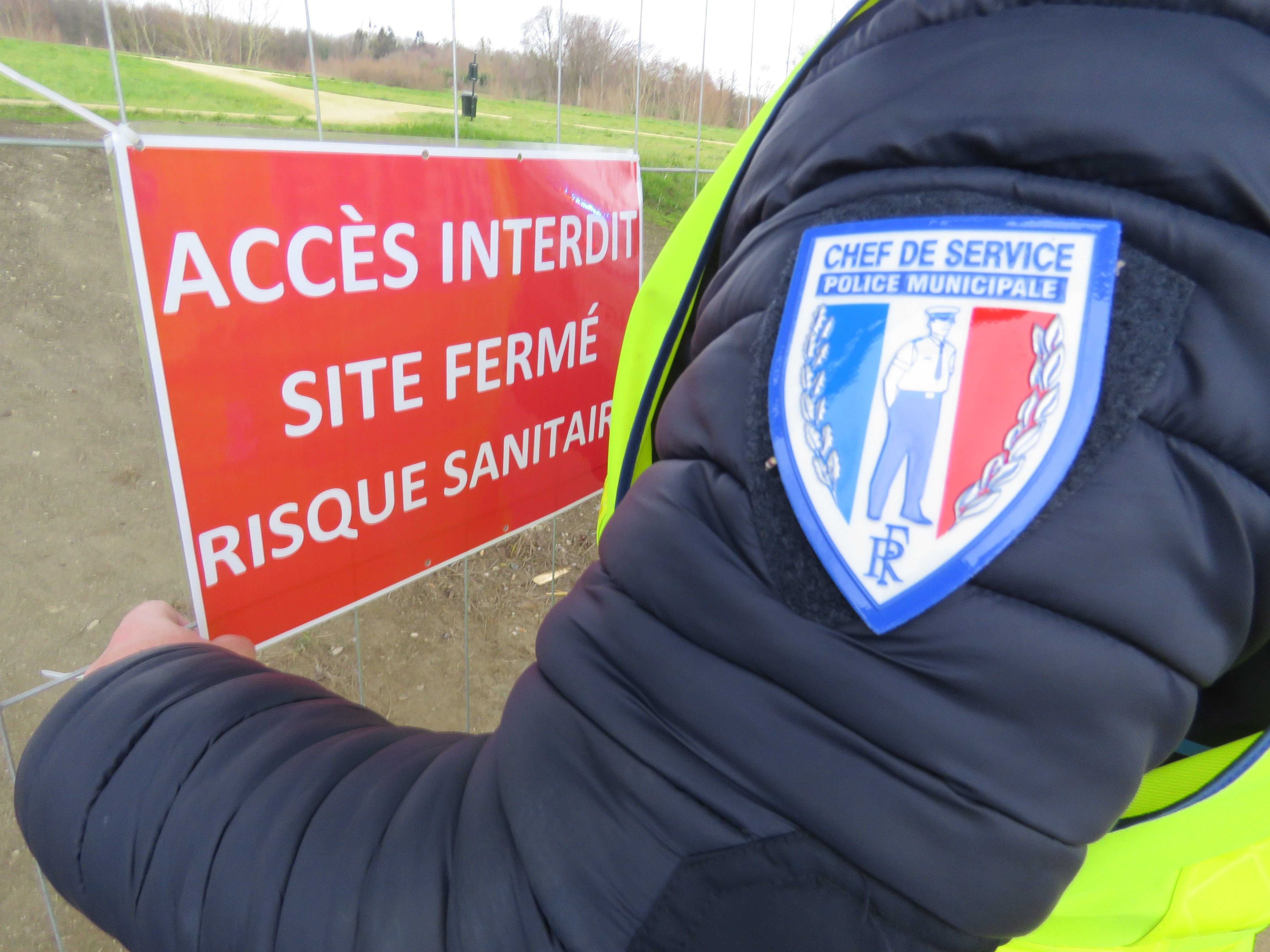 Choisy-au-Bac, vendredi dernier. Le bassin des Muids est fermé depuis jeudi après-midi et jusqu'à nouvel ordre. Des cadavres d'oiseaux ont été découverts entrainant une forte suspicion de grippe aviaire. La police municipale réalisera des patrouilles. (LP/Stéphanie Forestier)