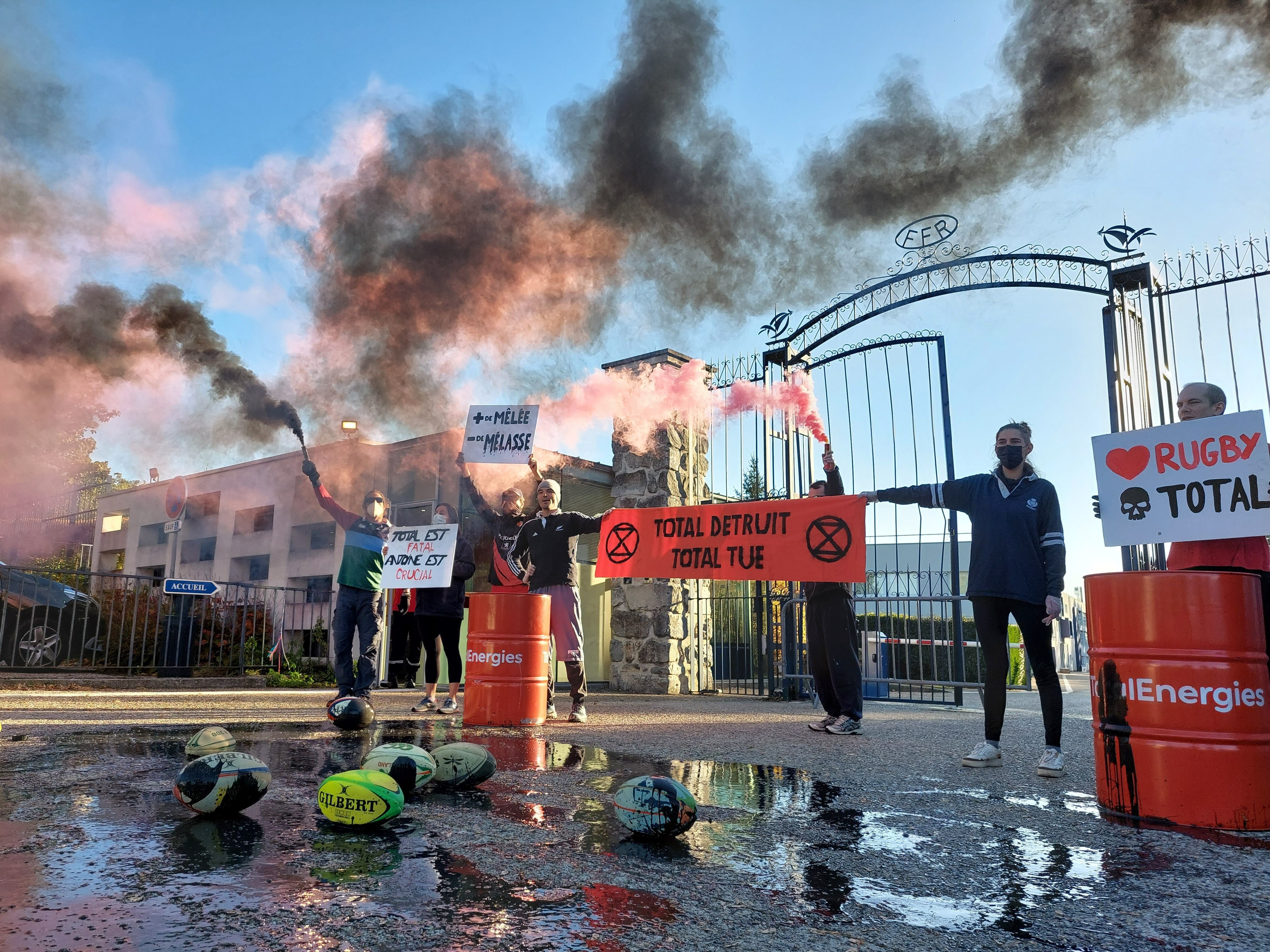 Marcoussis, dimanche 15 octobre 2023. Des militants d'Extinction Rebellion ont mené une action coup de poing ce dimanche devant les grilles du Centre national de rugby. LP/Florian Garcia