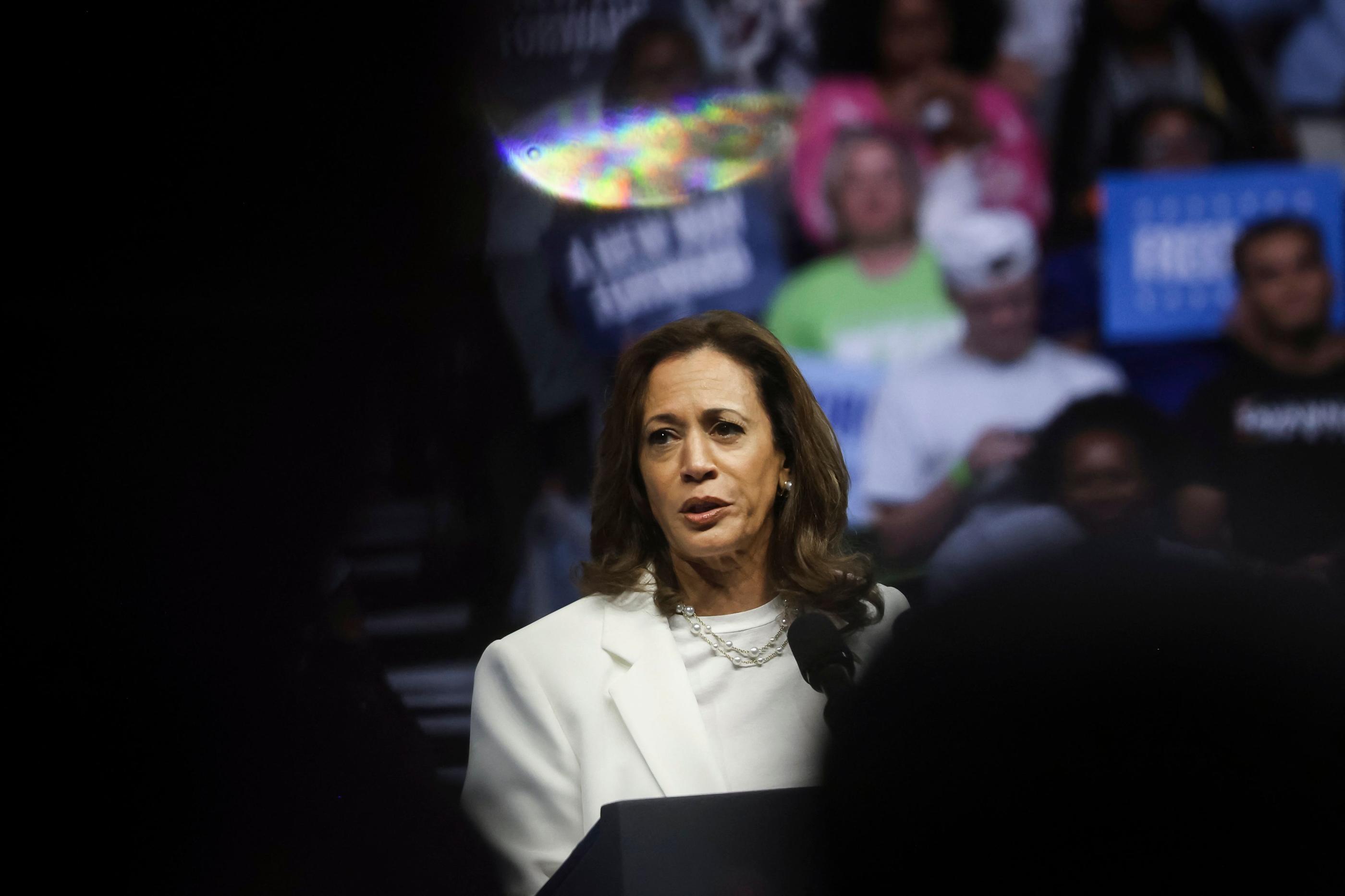 Kamala Harris a accusé samedi son rival républicain d'avoir "manqué de respect" lors d'un déplacement dans un cimetière militaire. AFP/Christian Monterrosa