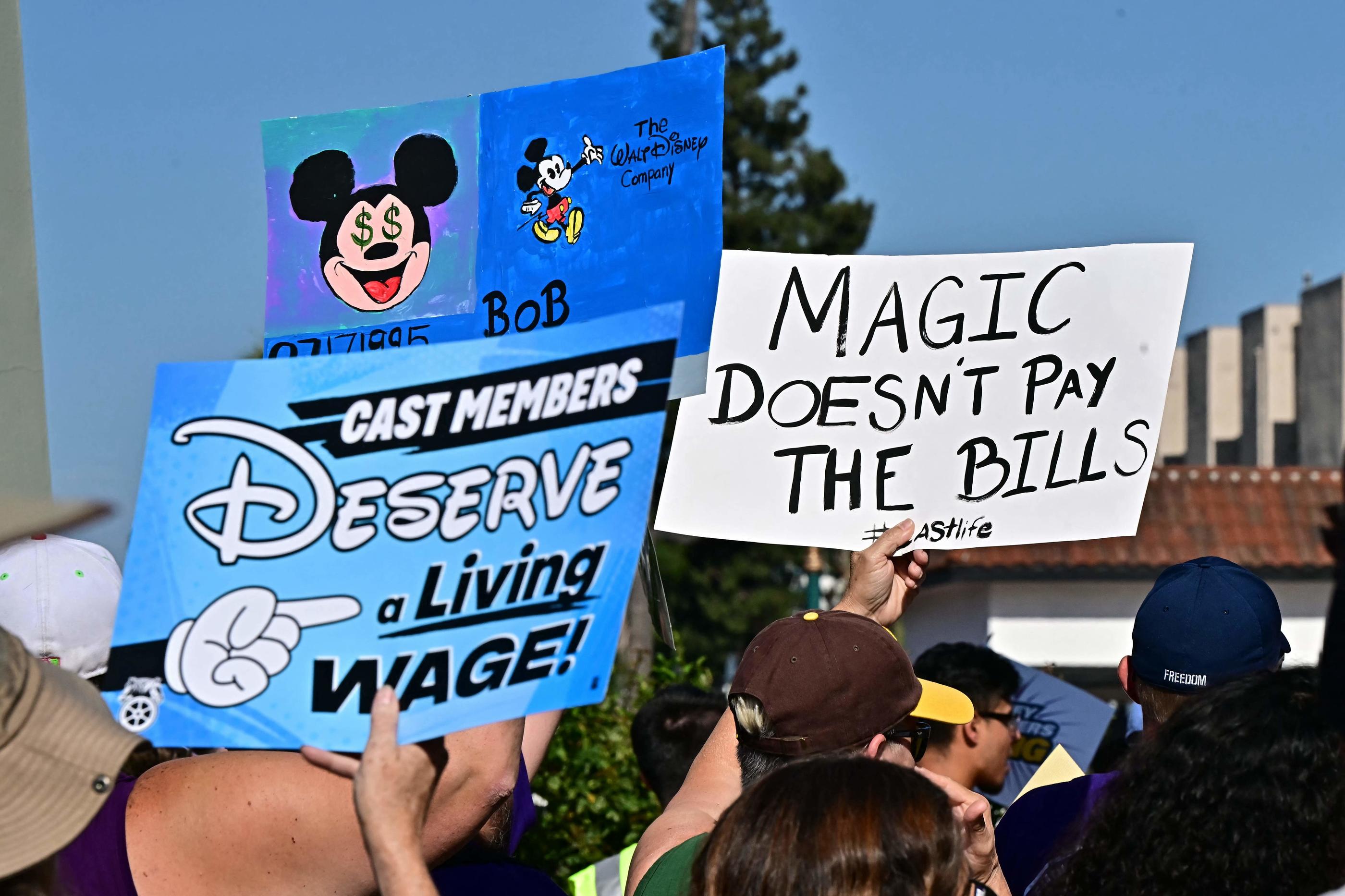 Les salariés de Disneyland en Californie se sont prononcés à 99 % en faveur d’une grève vendredi dernier, ont annoncé les syndicats du parc d’attractions. Depuis avril, ces organisations luttent pour revaloriser les salaires de 14 000 employés. Frederic J. Brown/AFP