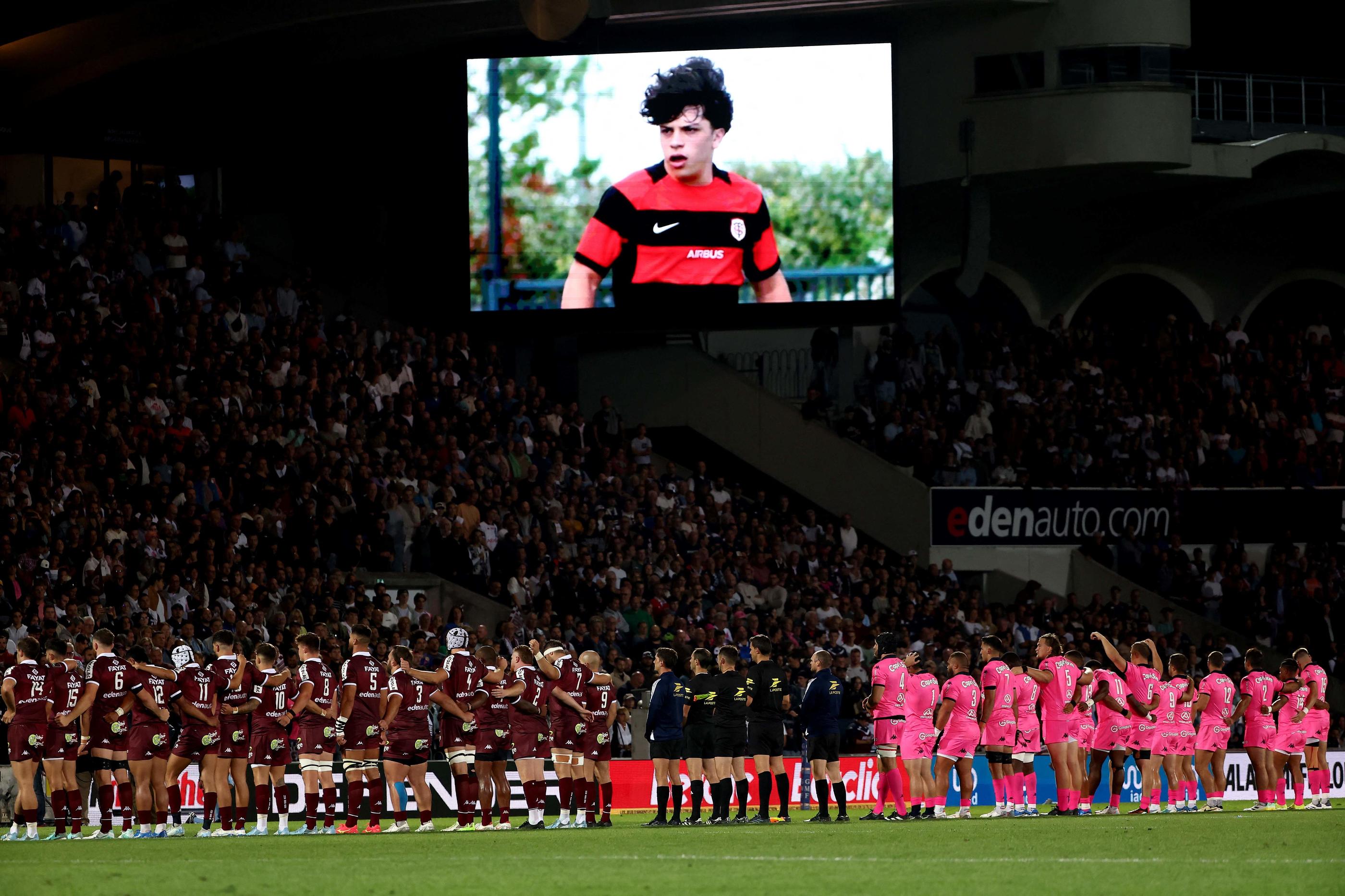 Un hommage a été rendu sur les pelouses de Top 14 à la mémoire de Medhi Narjissi, disparu en mer depuis le 7 août (Romain Perrocheau/AFP).