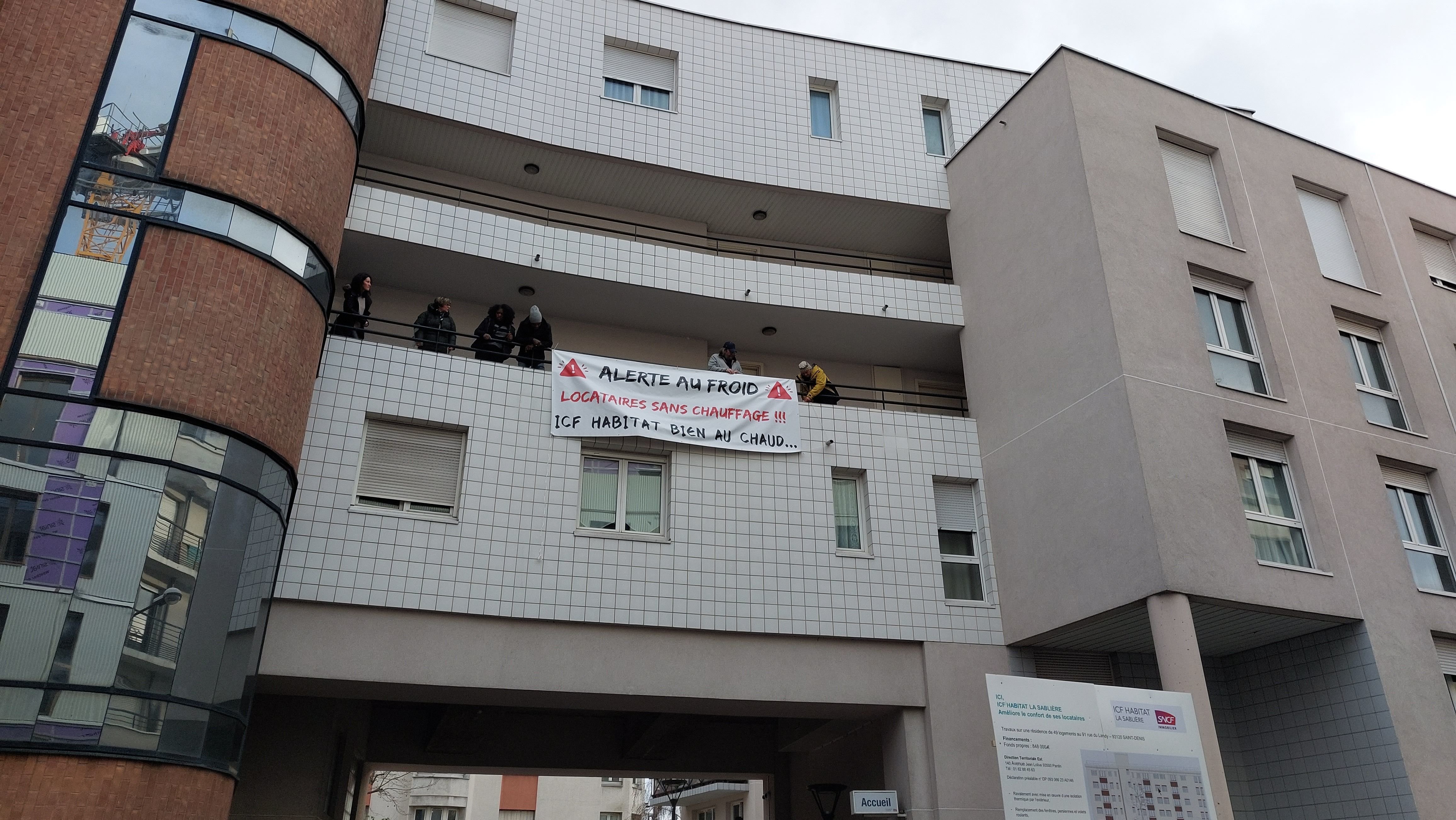 Saint-Denis, ce samedi. Une partie des locataires d'une résidence ICF Habitat ont organisé un rassemblement pour dénoncer les problèmes de chauffage dans leurs appartements.