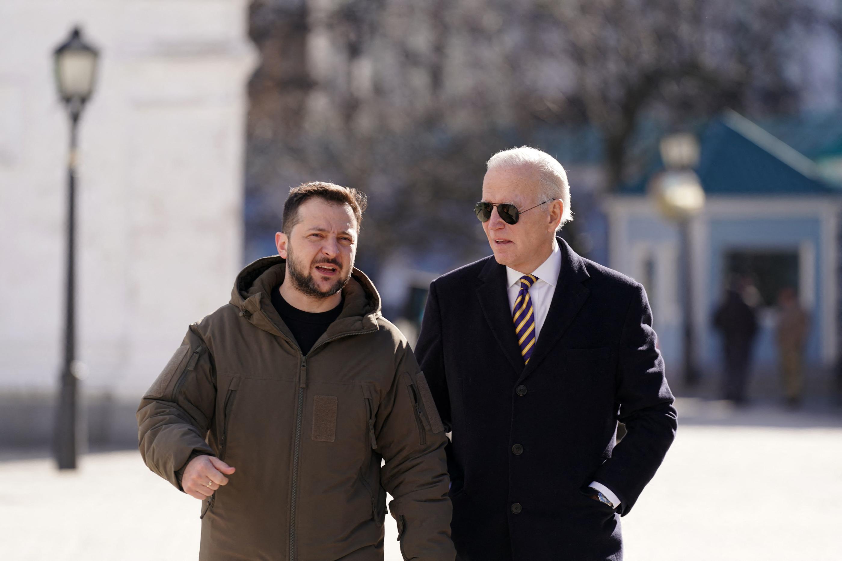 Le président américain Joe Biden a promis lundi, dans un coup de fil au président ukrainien Volodymyr Zelensky, de lui faire parvenir « rapidement » des aides militaires « importantes ». AFP/Dimitar Dilkoff