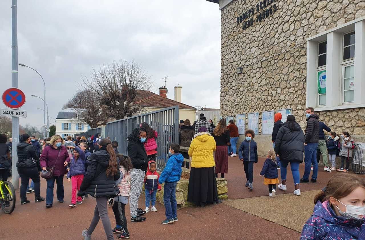 <b></b> Ecole Jean-Jaurès (Verneuil-sur-Seine), jeudi 25 mars 2021. La file des parents était plus longue qu’à l’accoutumée à la sortie des cours à l’heure du déjeûner. 