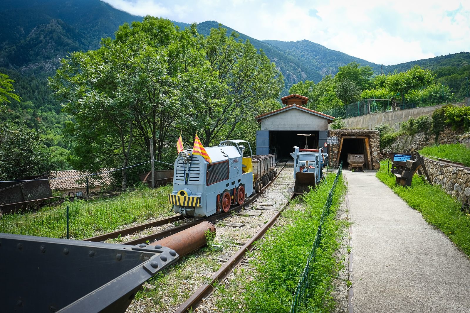 Les membres de l'association ont retrouvé puis restauré une locomotive qui servait à tirer les wagonnets dans les mines d'Escaro (Pyrénées-Orientales). LP/Yann Kerveno