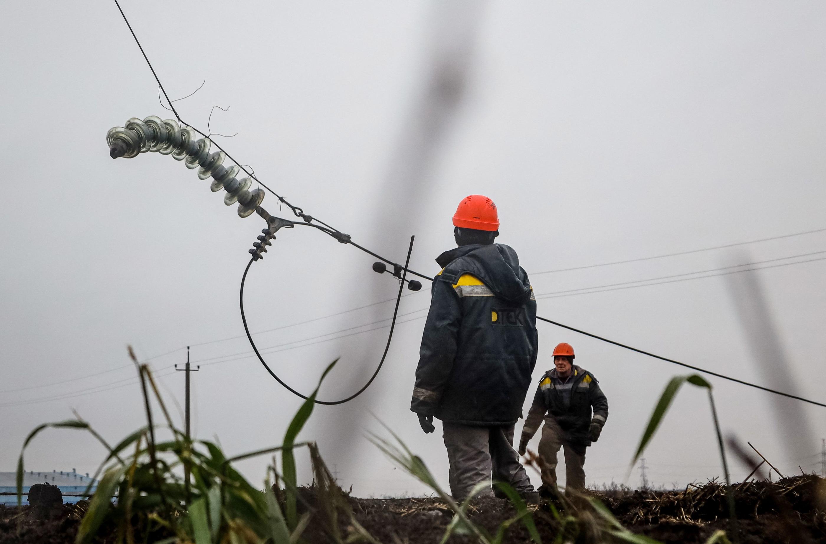 Près de 400 localités ukrainiennes sont privées d'électricité en raison de conditions météorologiques difficiles.  (Photo by OLEKSANDR GIMANOV / AFP)