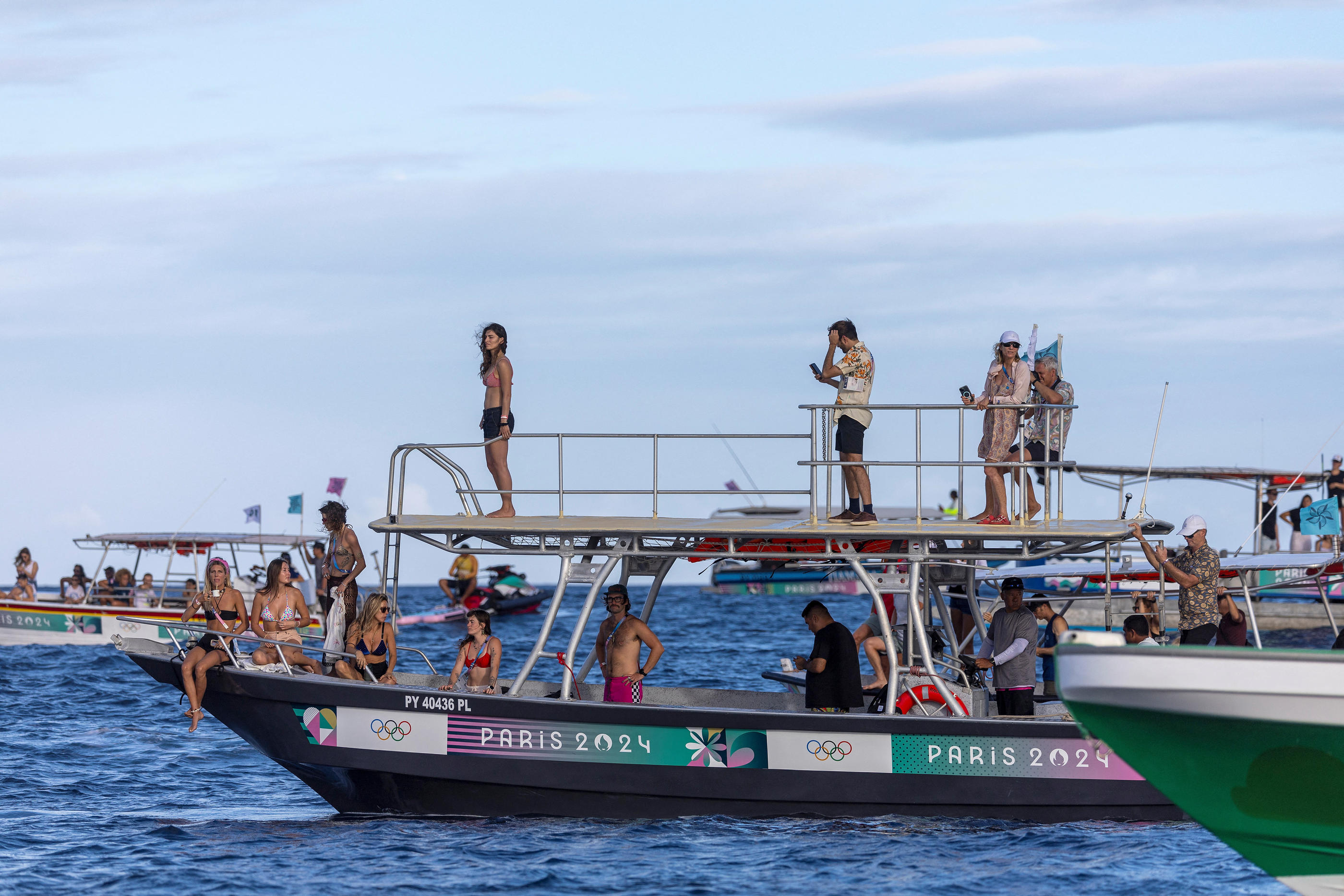 Tahiti, site des JO Paris 2024. Medias, fans et curieux suivent les épreuves de surf. Ed Sloane/Pool via REUTERS