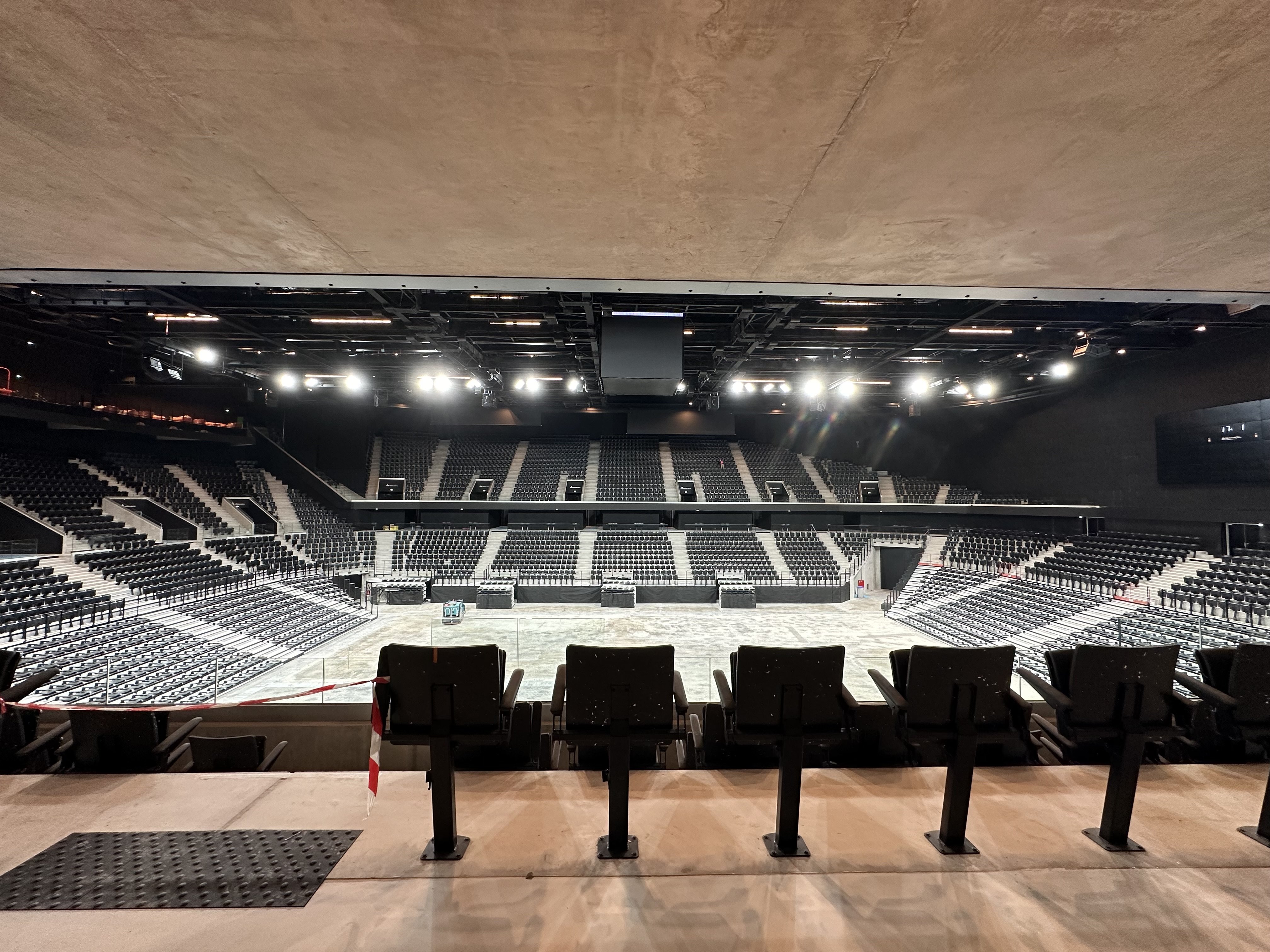 Les 11 000 sièges de gradins du nouvelle "Arena Adidas" à Paris, Porte de la Chapelle sont en plastique recyclé. Crédit photo : Le Parisien / Ph Lavieille.