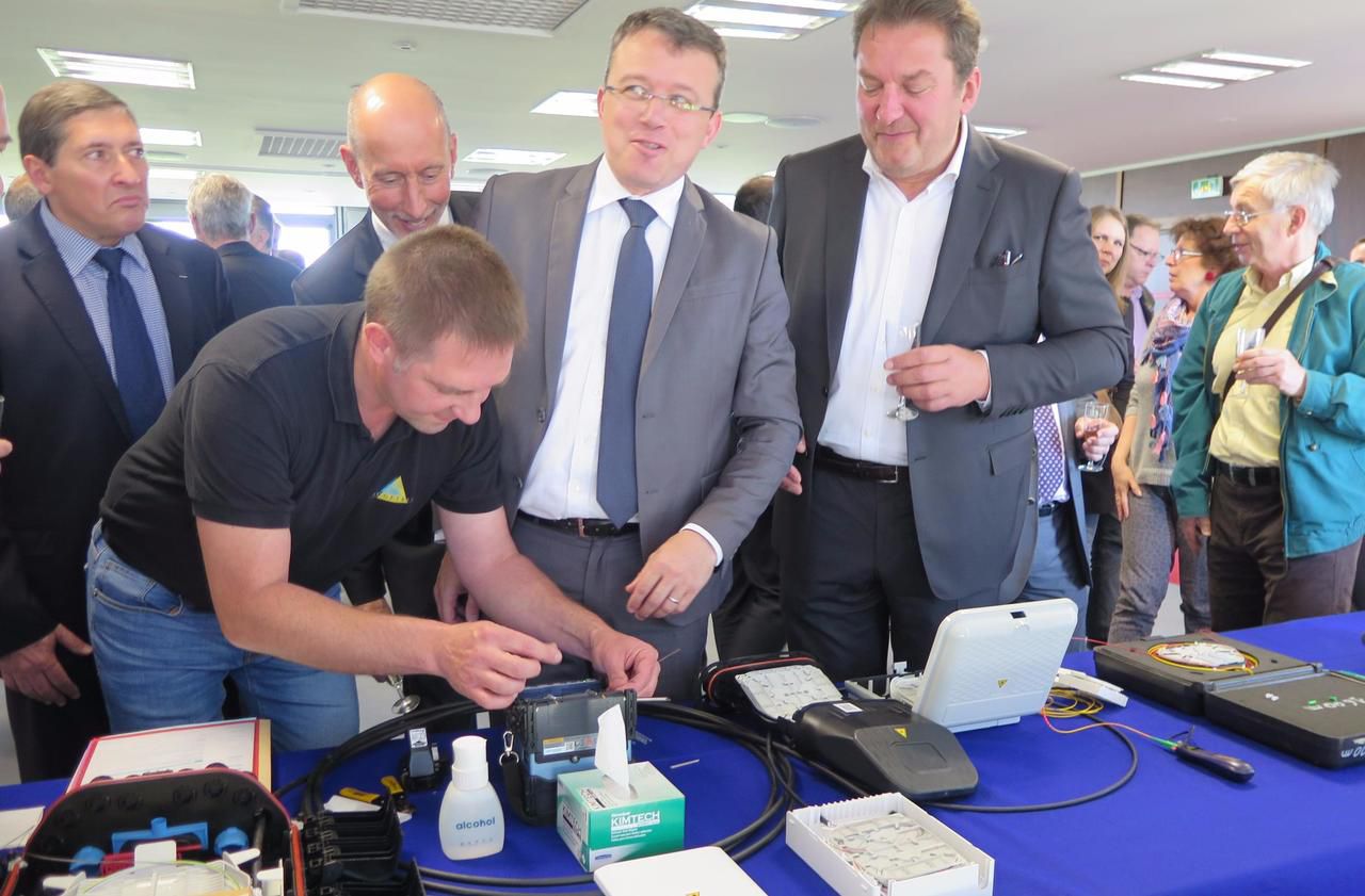 <b></b> Évry, 10 mai 2017. Le président (LR) du conseil départemental François Durovray (avec les lunettes) a regardé à quoi ressemble le réseau de fibre optique qui sera déployé dans 100 % des communes de l’Essonne d’ici 2020. 