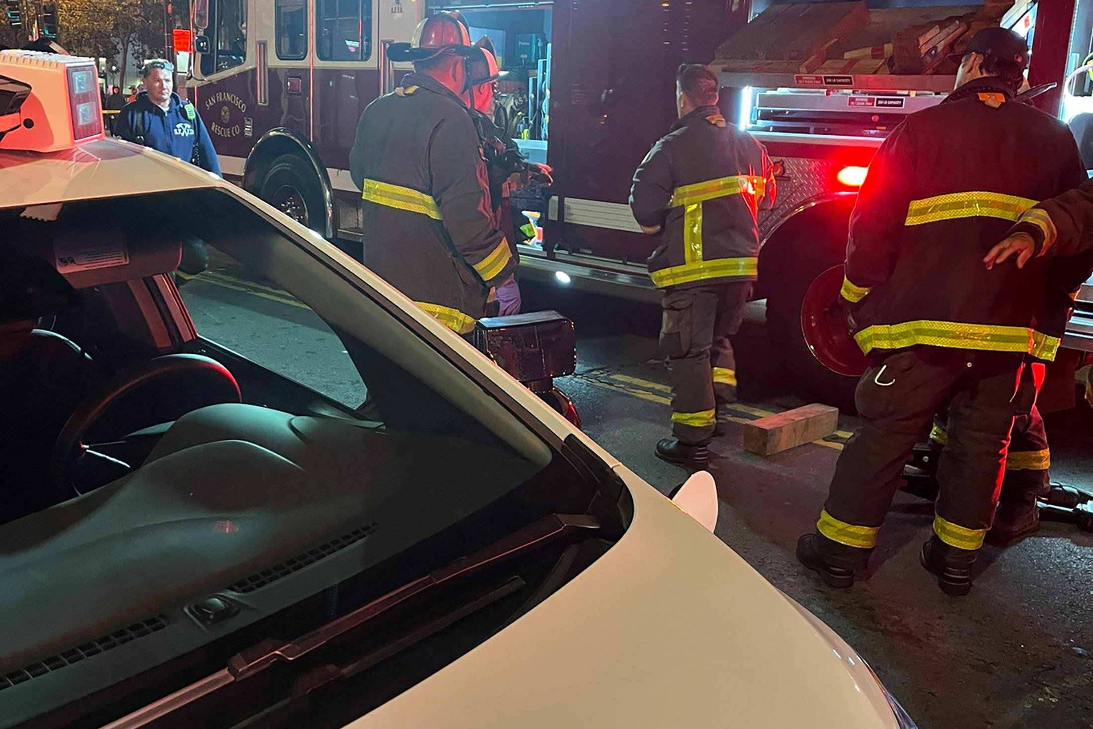 Les pompiers de San Francisco se sont rendus sur les lieux où Cruise a déclaré qu'un de leurs véhicules autonomes avait heurté et blessé une piétonne. San Francisco Fire Department via X/Handout via REUTERS.